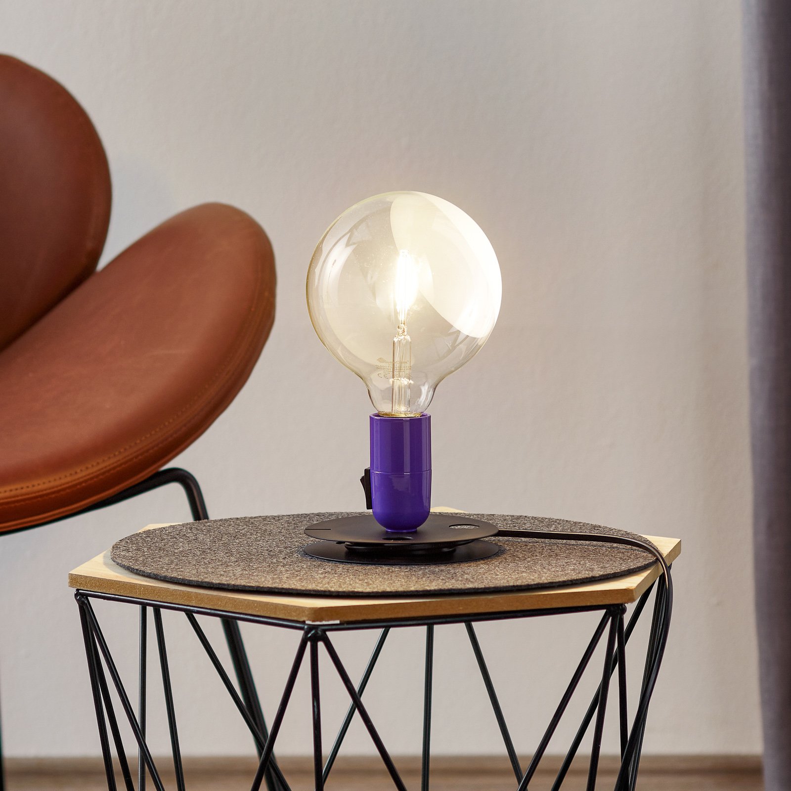 FLOS Lampedina LED-bordlampe, lilla, svart fot