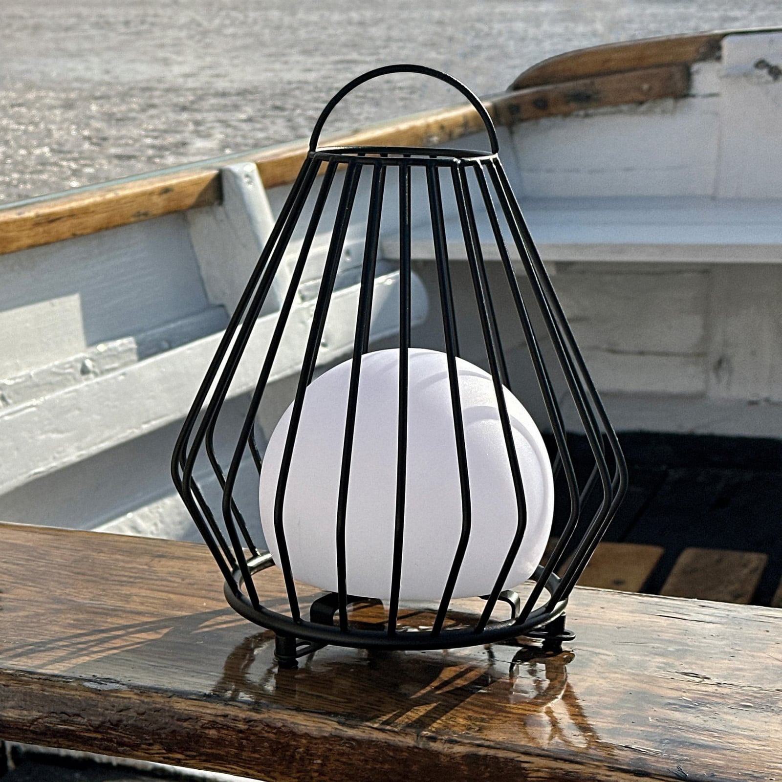 Evesham utomhuslykta, liten, svart &ndash; Dyberg Larsen - Terrass - Design - Metall - Med lampsk&auml;rm