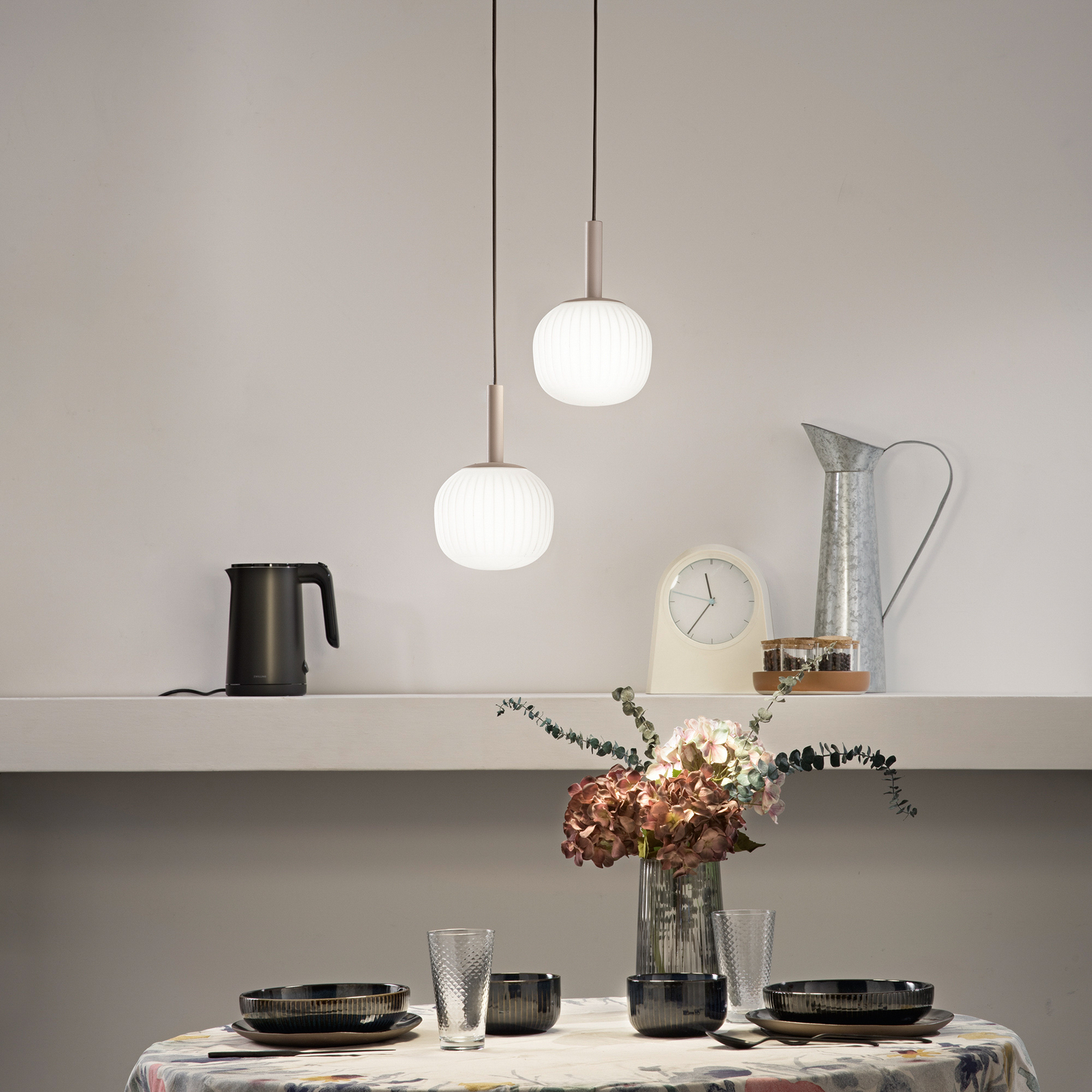 Hängelampe Eris, Länge 26 cm, braun/weiß, Metall/Glas 2-flg.