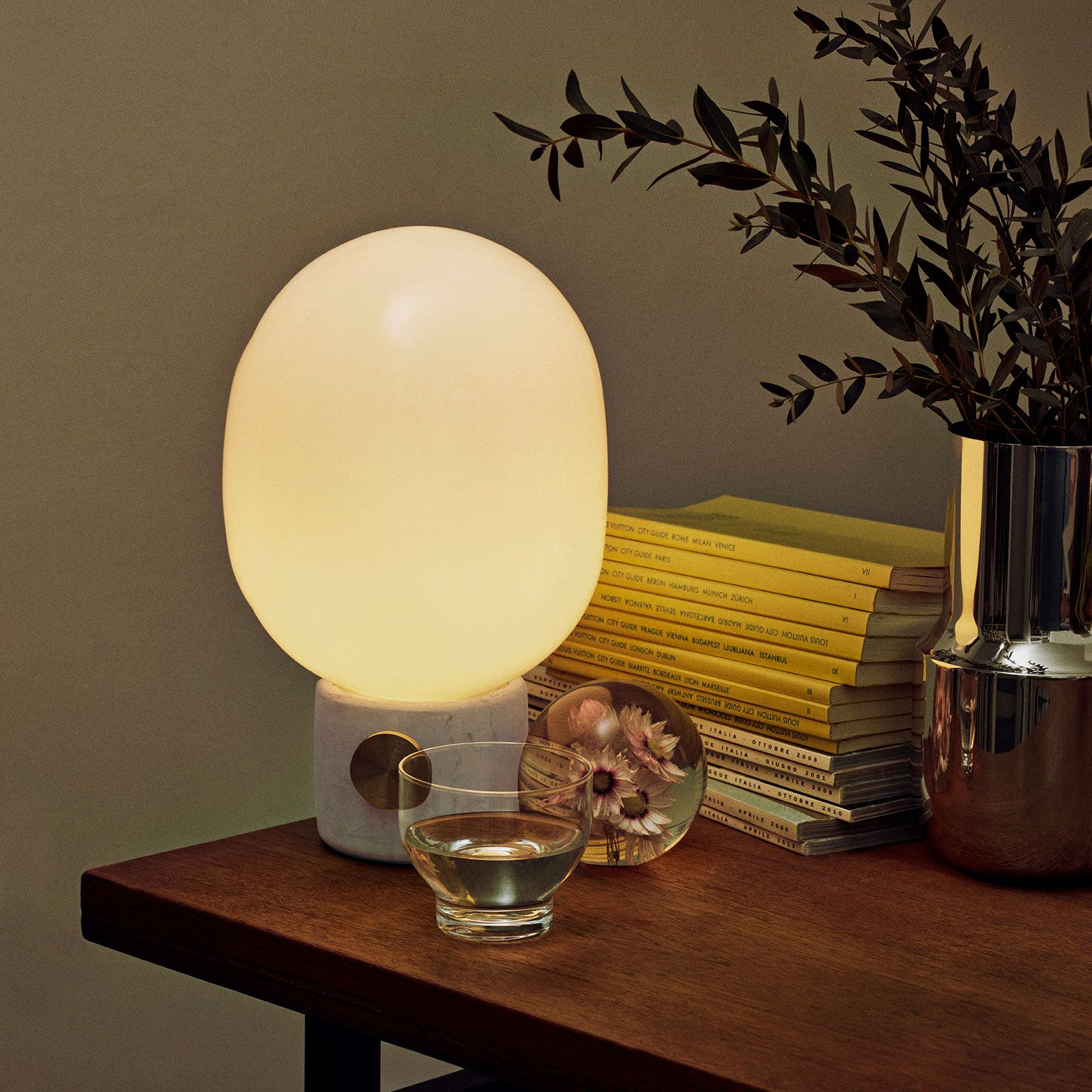 Menu JWDA bordslampa med Carrara marmor