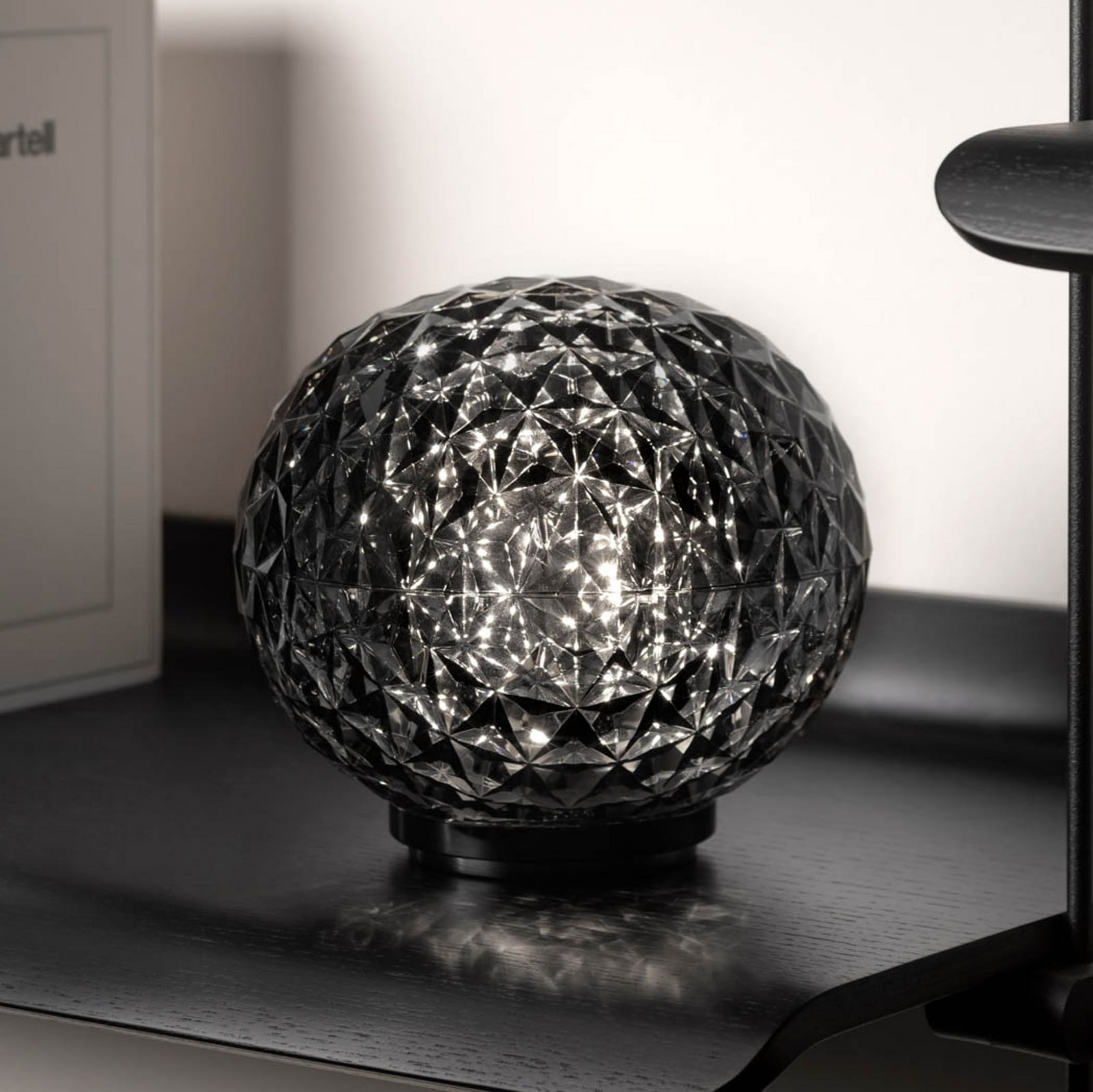 Kartell Mini Planet lampă de masă LED gri fumuriu - Camera de zi / sufragerie - design - gri-fumuriu - Plastic