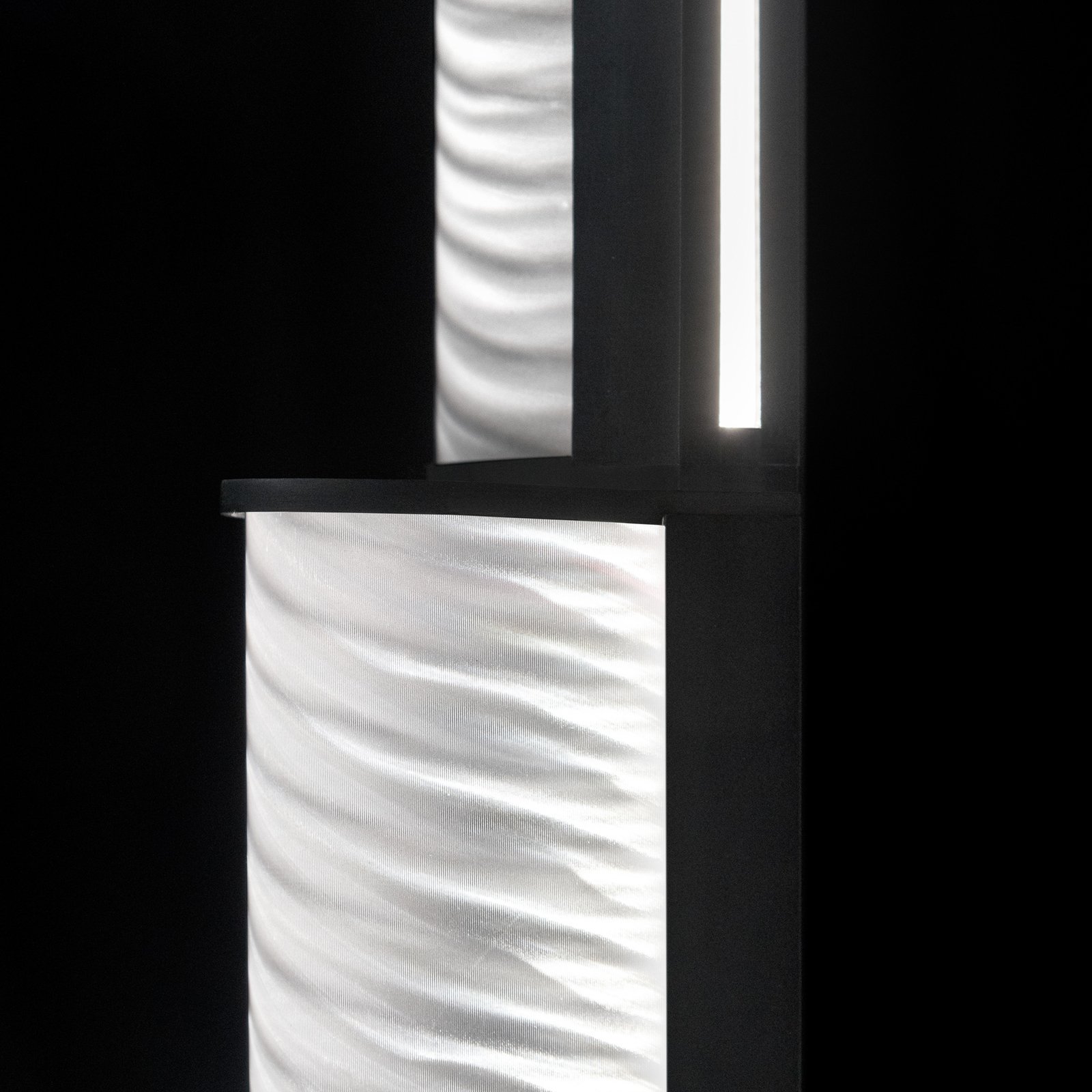 Slamp Lampe sur pied LED Modula torsadée, plissée, noire