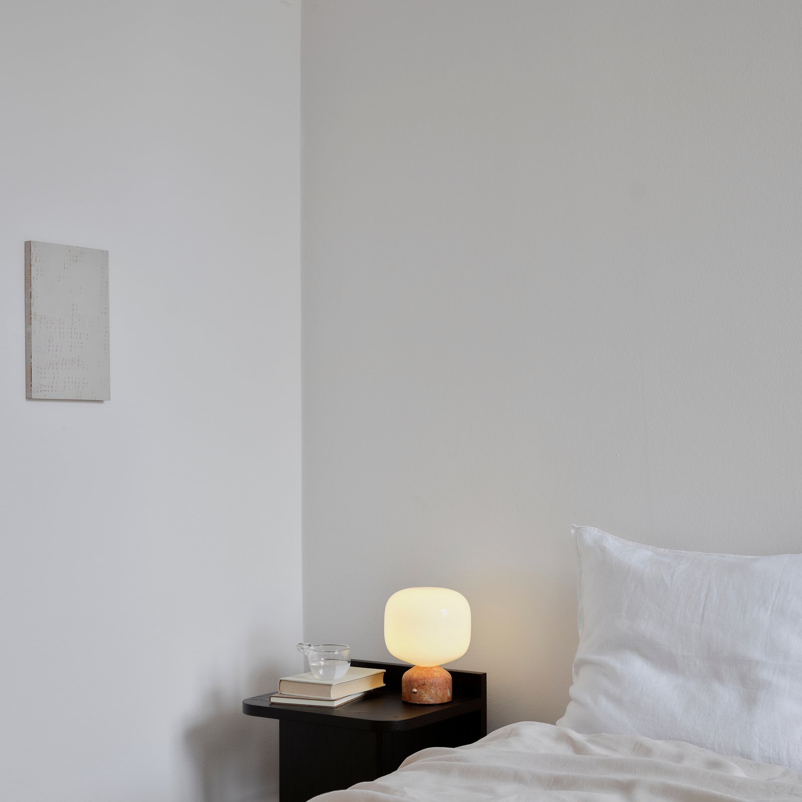 GEJST LED akumuliatorinė stalo lempa Meemo, gintaro spalvos marmuras, stiklas,