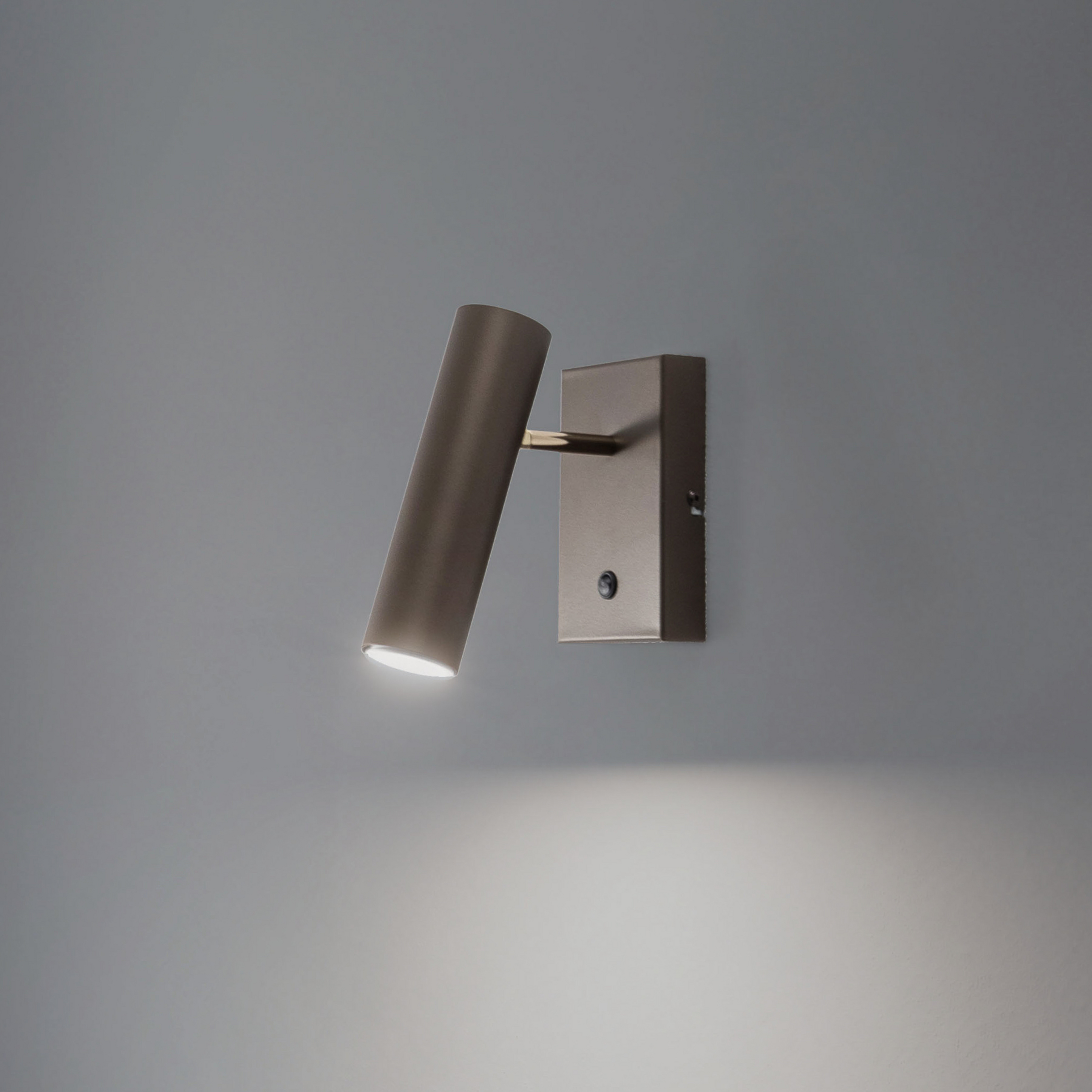 Axion sienas lampa, 1 gaisma, titāna krāsā, tērauds