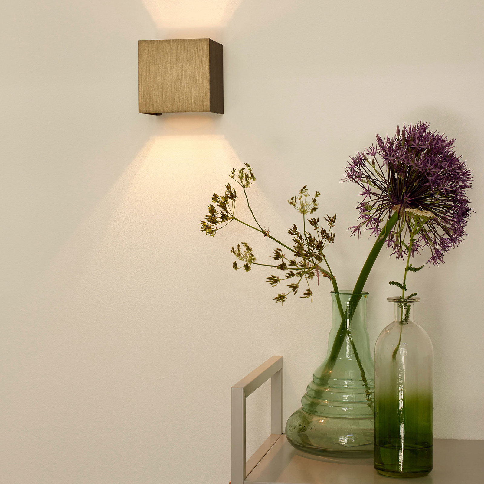 LED wall light Xio, angular, antique brass