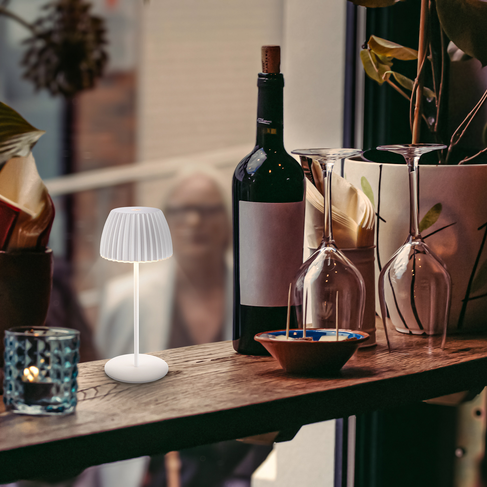 Lampă de masă cu baterie LED Brilo unplugged Riffle, 20 cm, albă