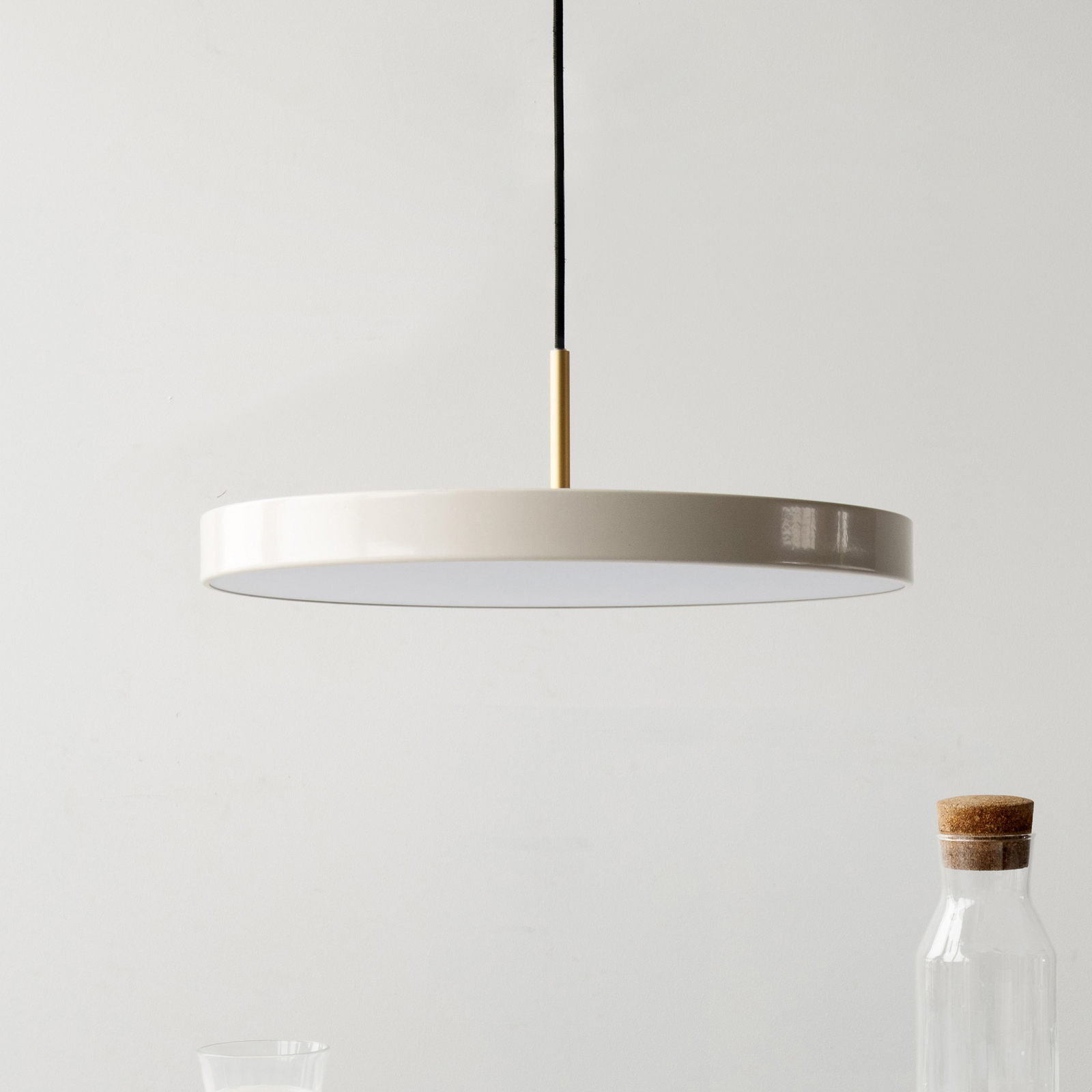 B-Ware Asteria Medium LED-Hängelampe, 43cm, perlmutt/messing B-Ware Asteria Medium LED-Hängelampe, 43cm, perlmutt/messing