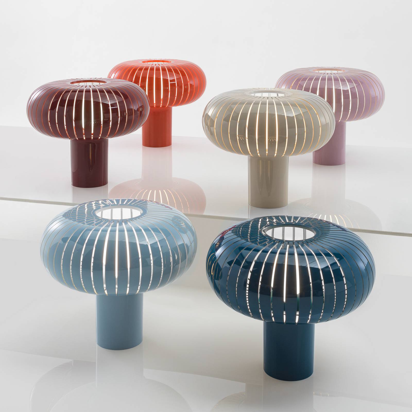 Kartell lampa stołowa Teresa, gołębia szarość, Ø 50 cm, PMMA
