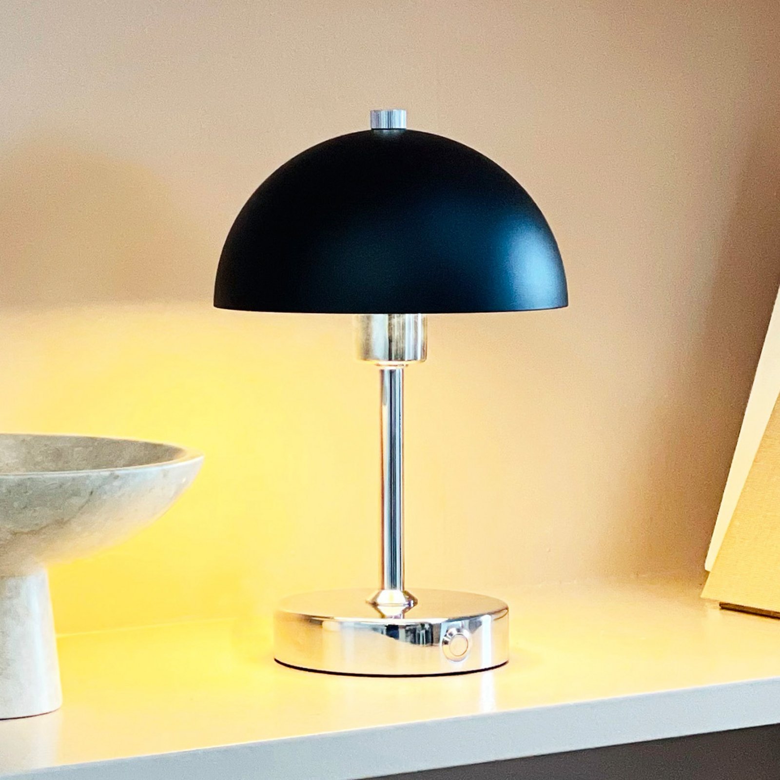 Dyberg Larsen Lampada LED da tavolo a batteria Malmö, altezza 23 cm, metallo
