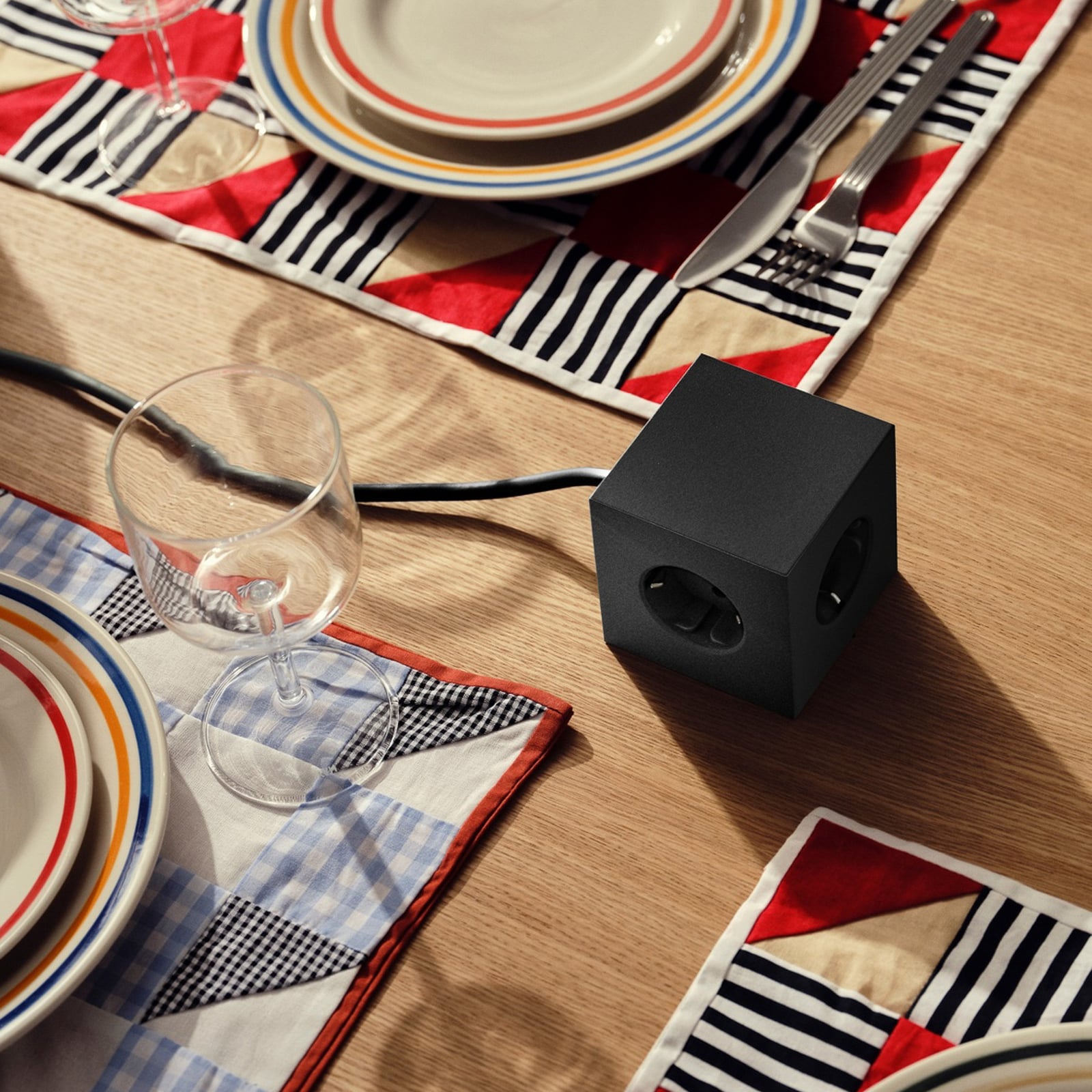 SQUARE 1 -pistorasia, musta, 3 x Schuko, 2 x USB, 3 m:n johto – AVOLT SQUARE 1 -pistorasia, musta, 3 x Schuko, 2 x USB, 3 m:n johto – AVOLT