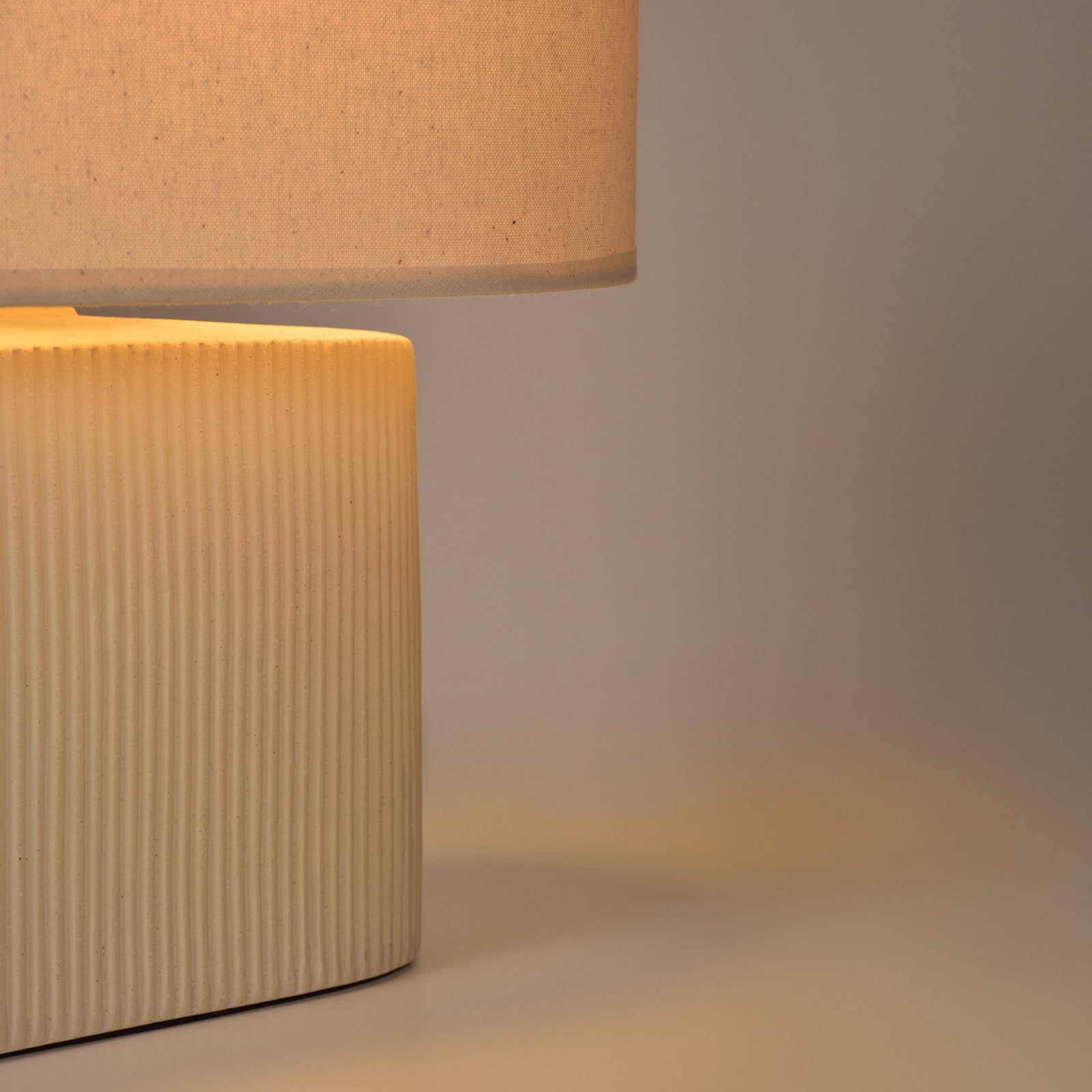 Bordlampe Santorini, elfenben/beige, 38 cm, lin/keramikk Bordlampe Santorini, elfenben/beige, 38 cm, lin/keramikk