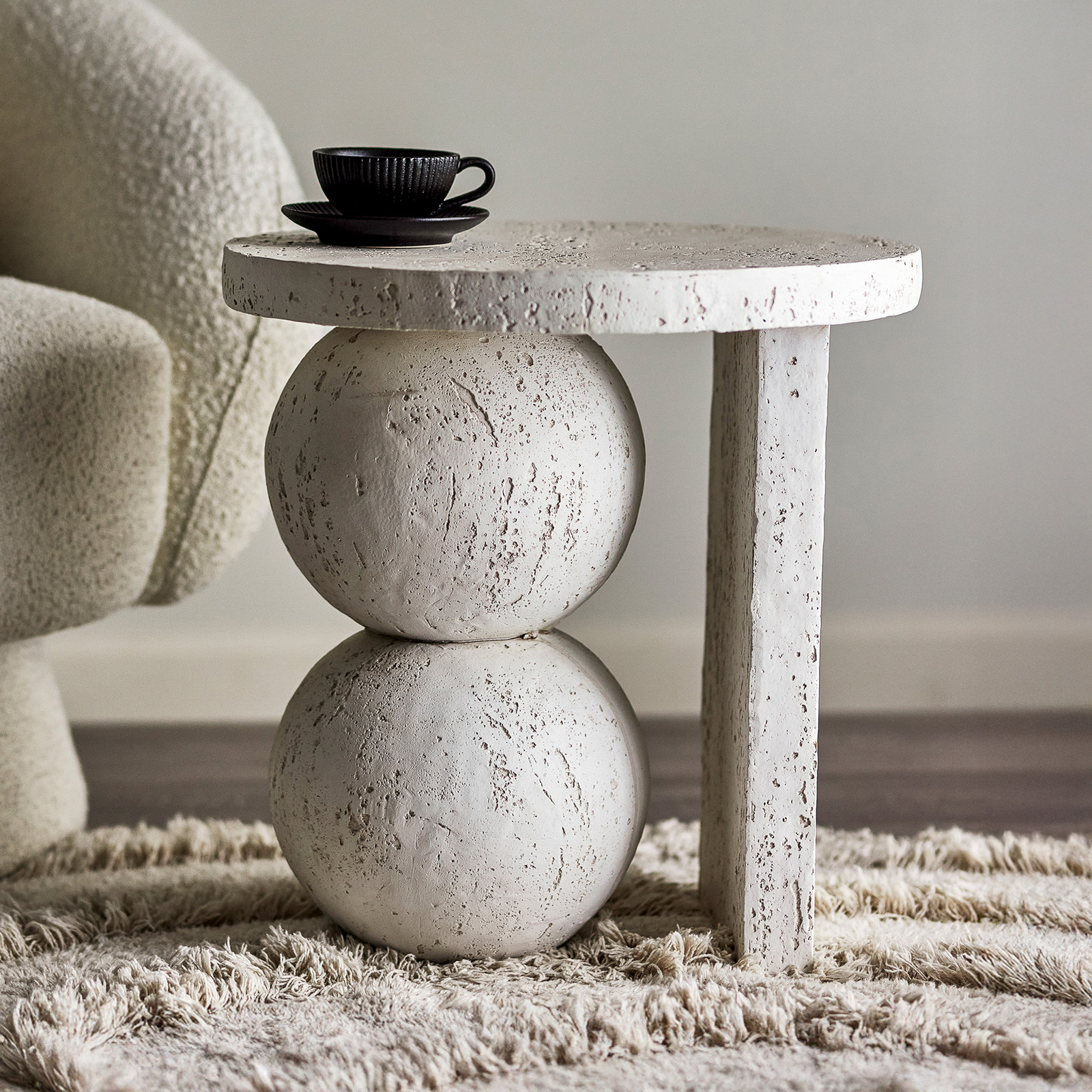 Table d'appoint Tally, blanche, hauteur 46 cm, résine - Bloomingville