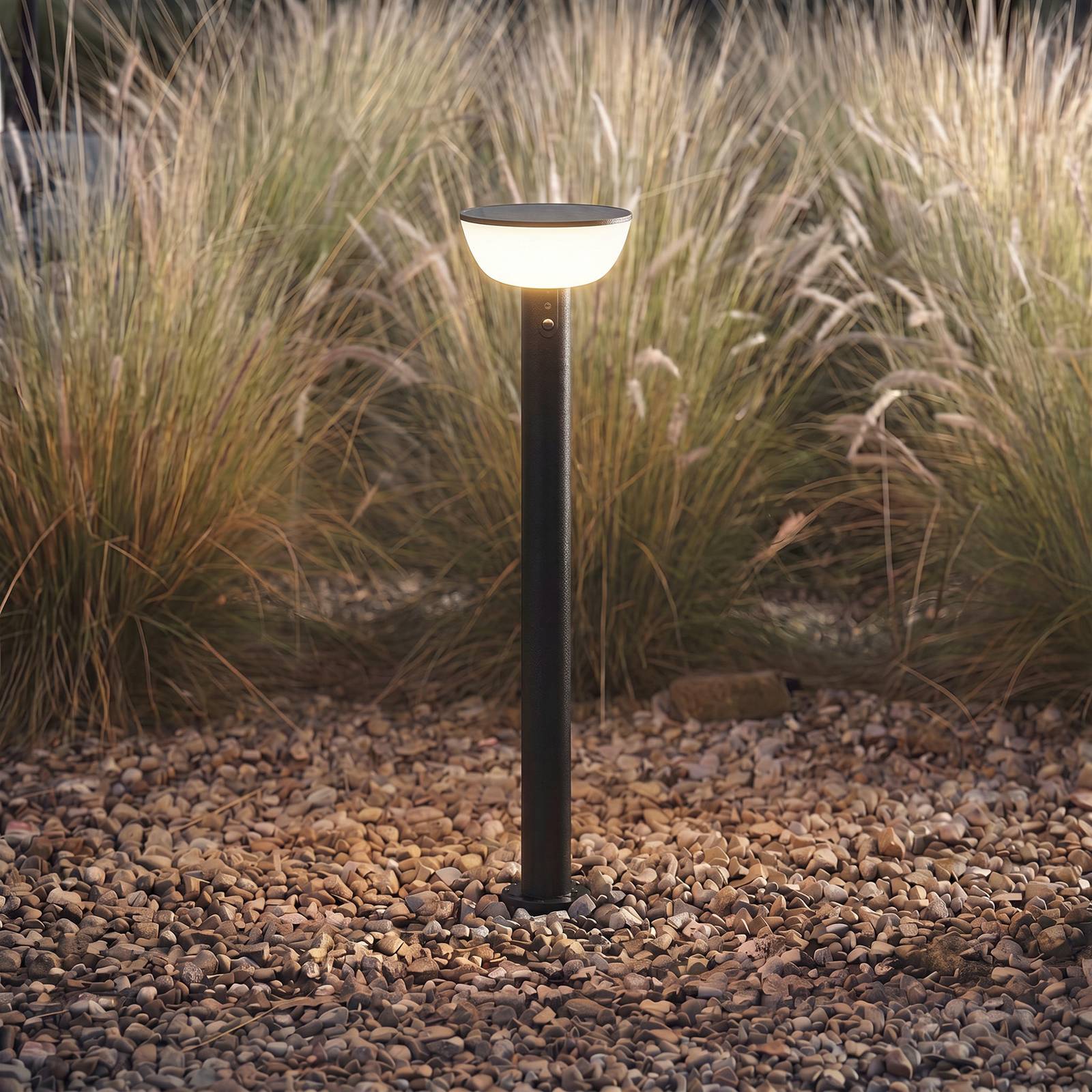 Lampa ogrodowa LED z zasilaniem słonecznym Lindby Obintu, czarna, 63 cm, z