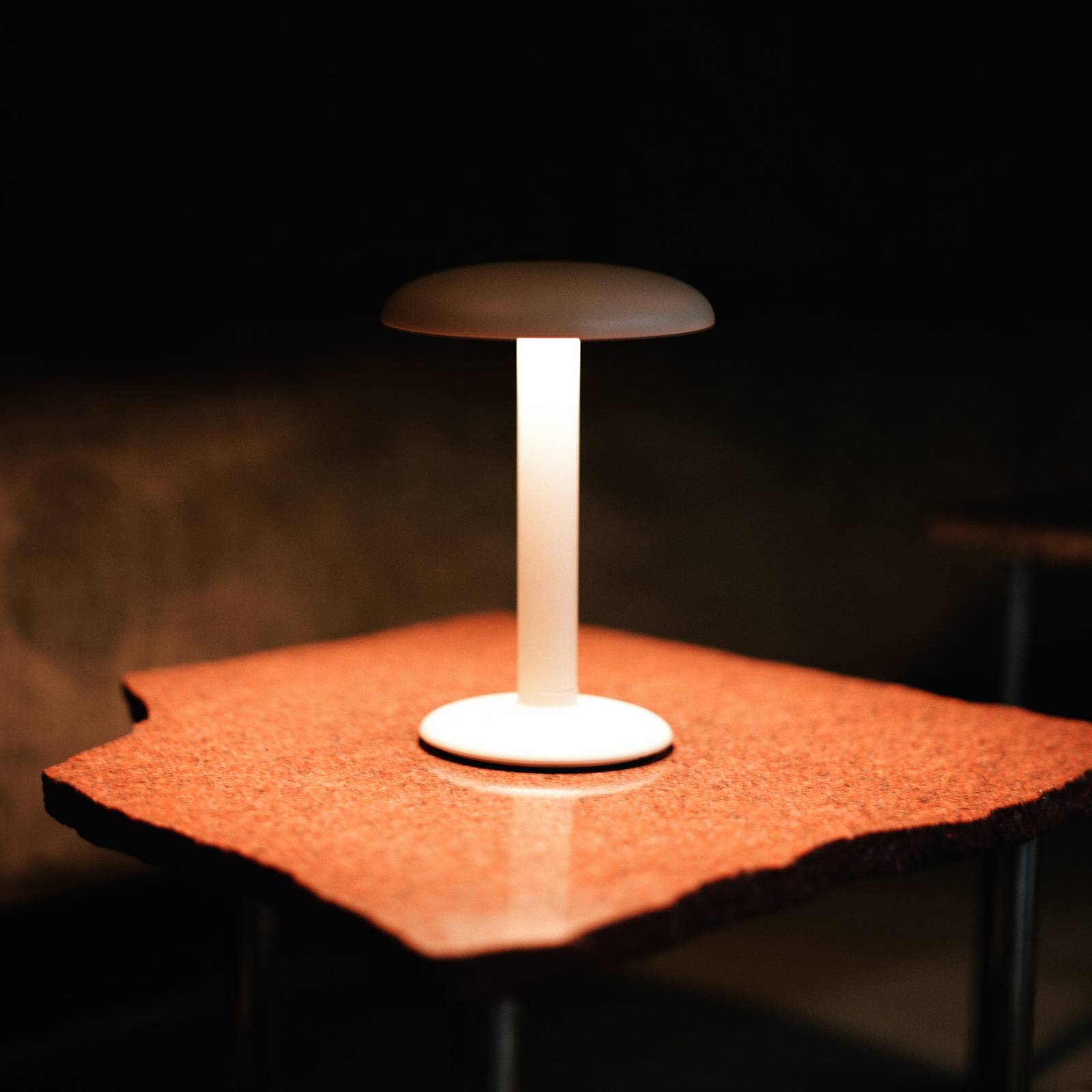 E-shop FLOS Gustave stolová LED lampa, batéria 927 biela