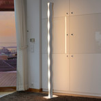 LED-Stehleuchte Wave in Wellenform