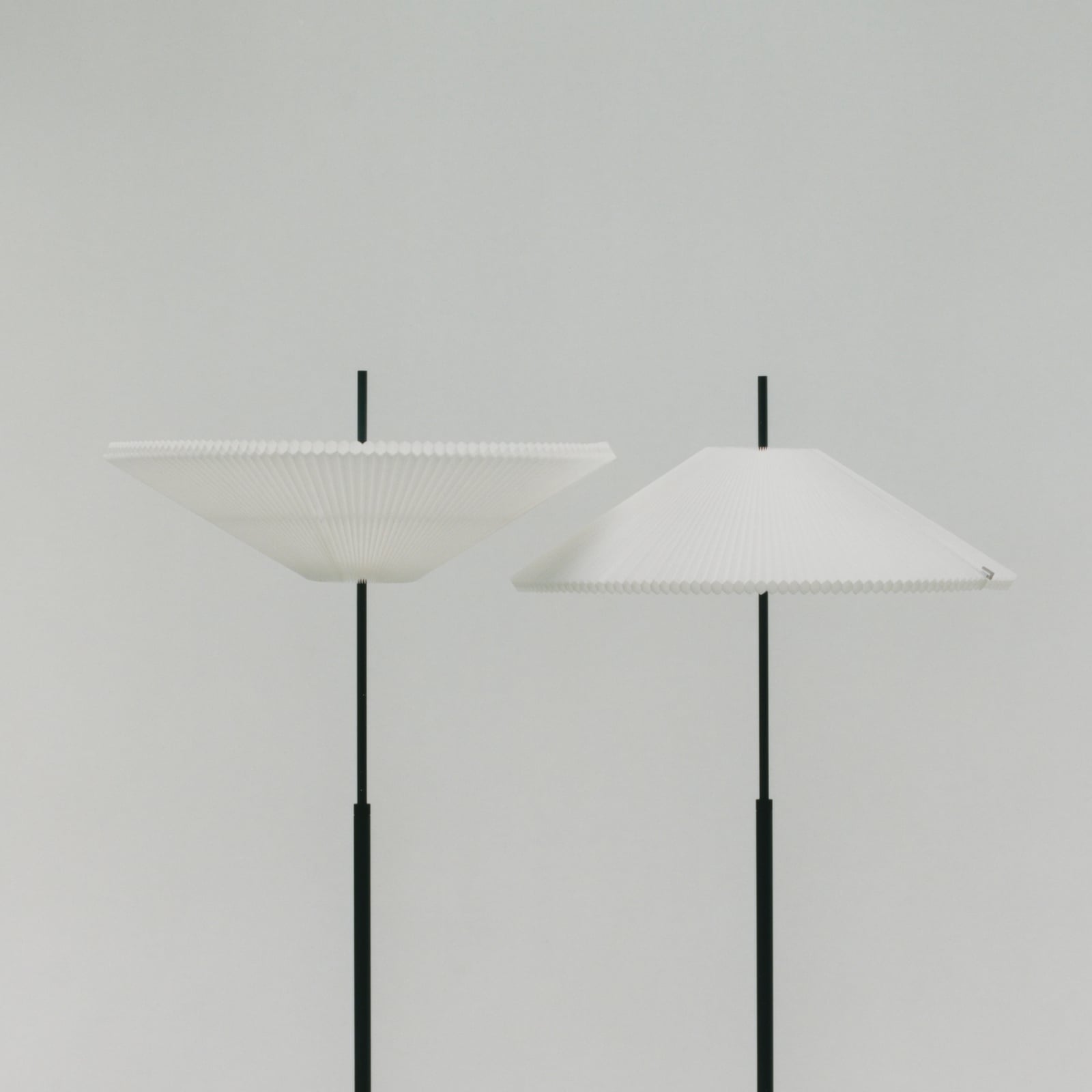 Nebra LED-Stehlampe, schwarz/weiß, 150cm, Textil - New Works