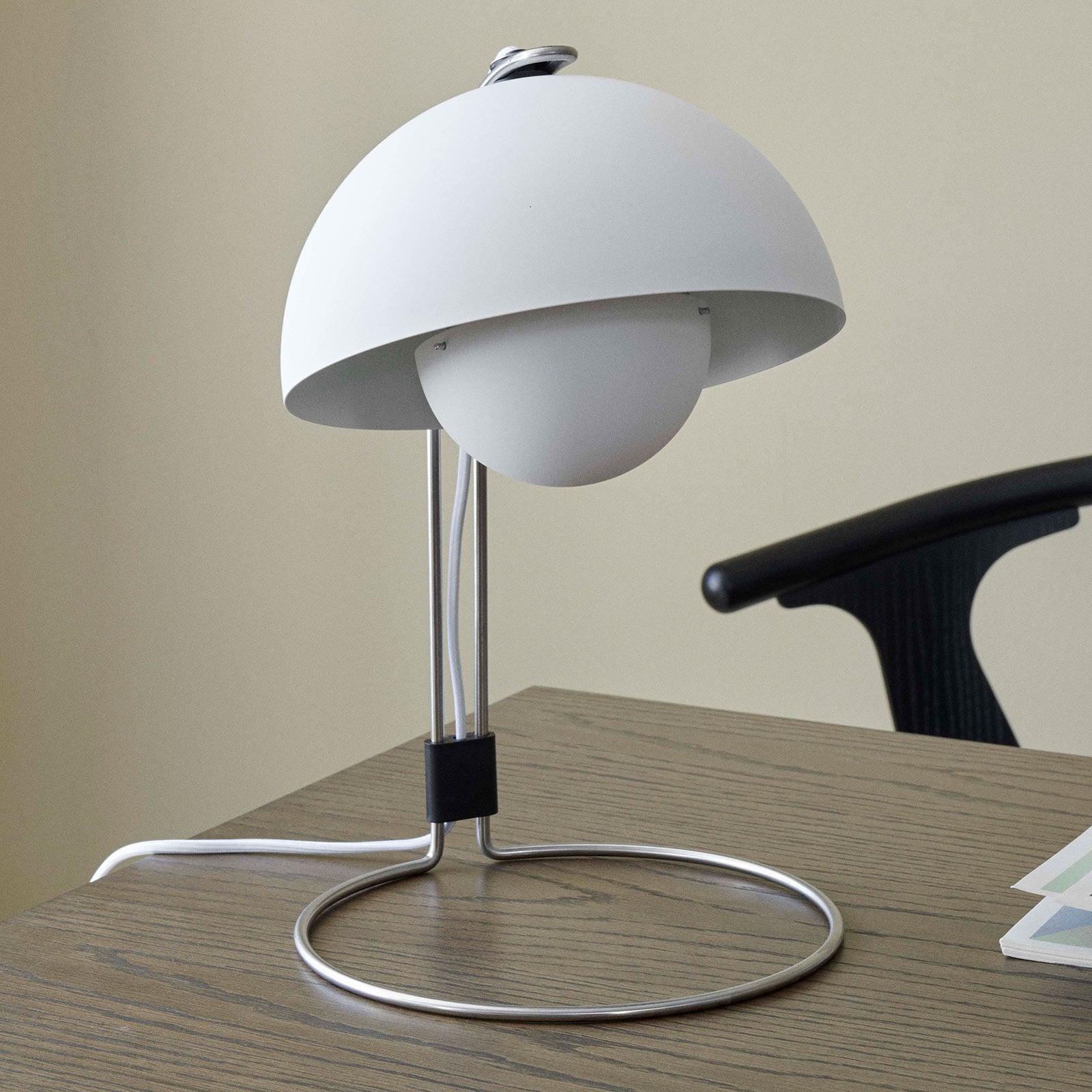 Flowerpot VP4 bordlampe, hvid mat, 39 cm &Tradition - Stue - Design - Metal - Med skærm