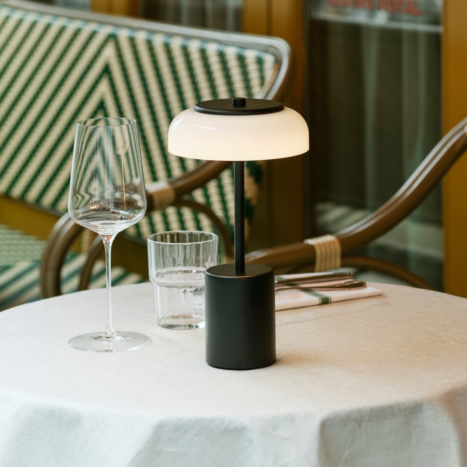 Candeeiro de mesa portátil Blossi Mini Preto/Opala - Nuura Candeeiro de mesa portátil Blossi Mini Preto/Opala - Nuura