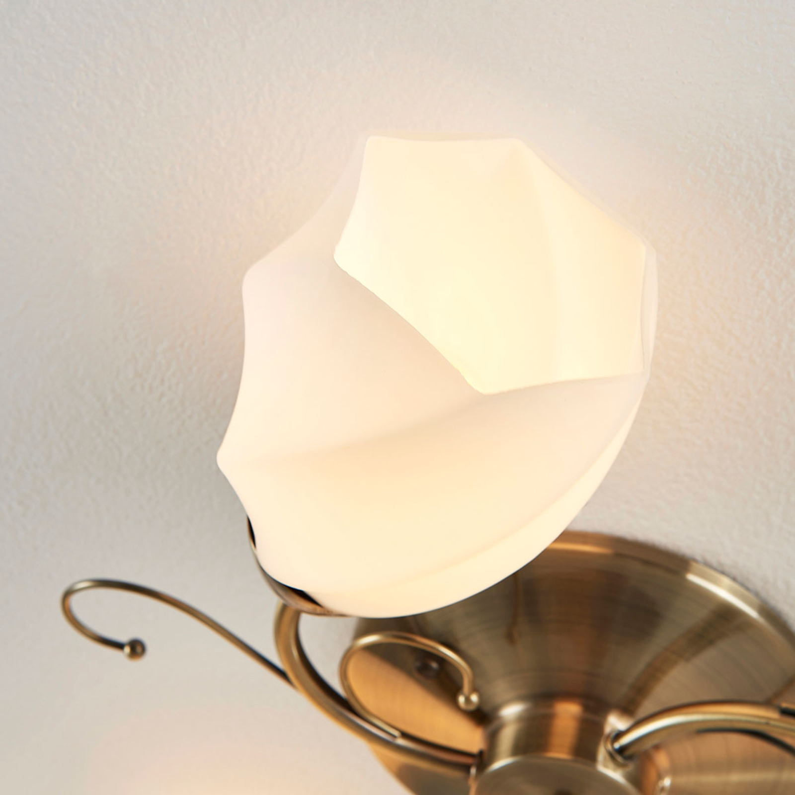 Stropní lampa Ameda s romantickým designem