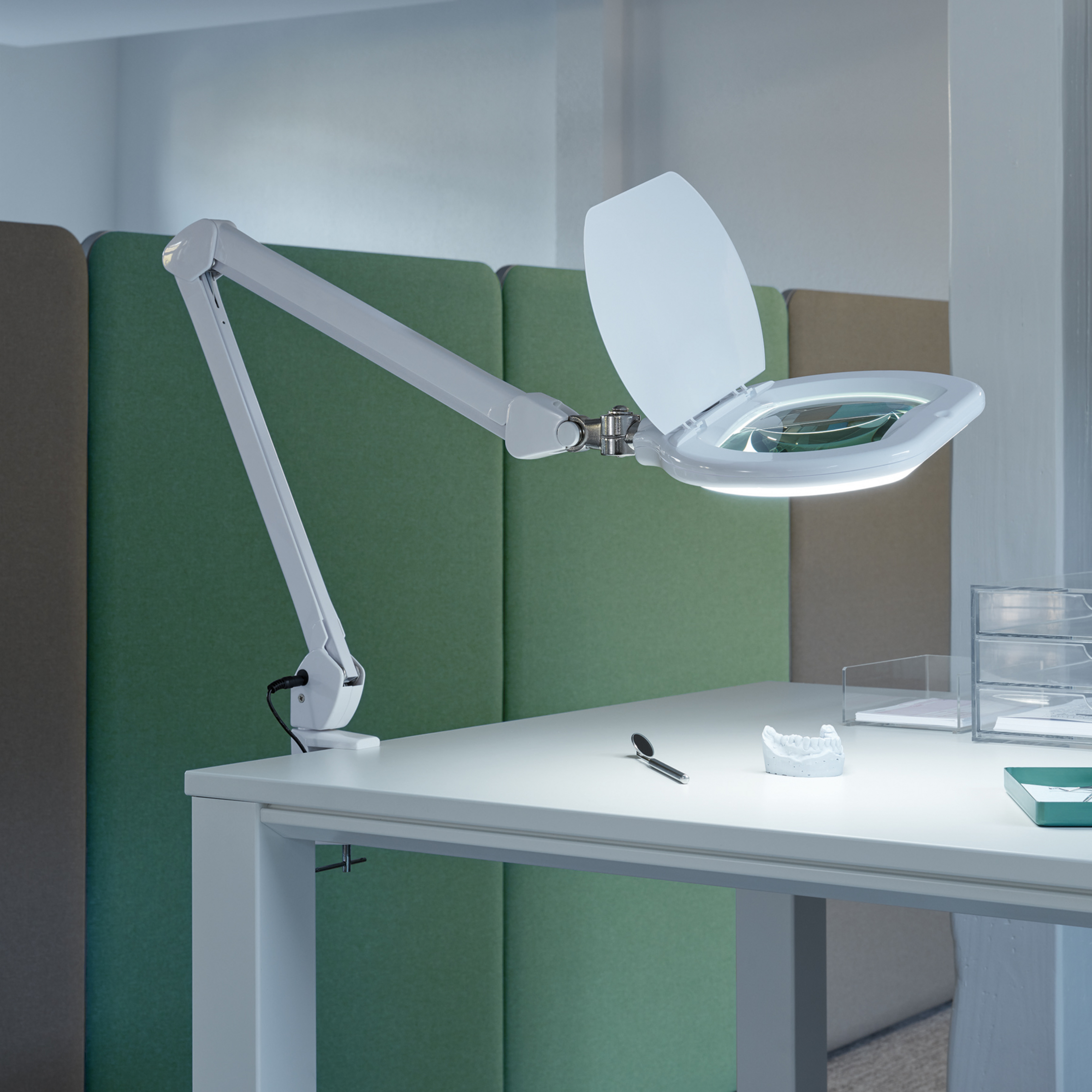 Lampa z lupą LED MAULcrystal, biała, zacisk, ściemniana