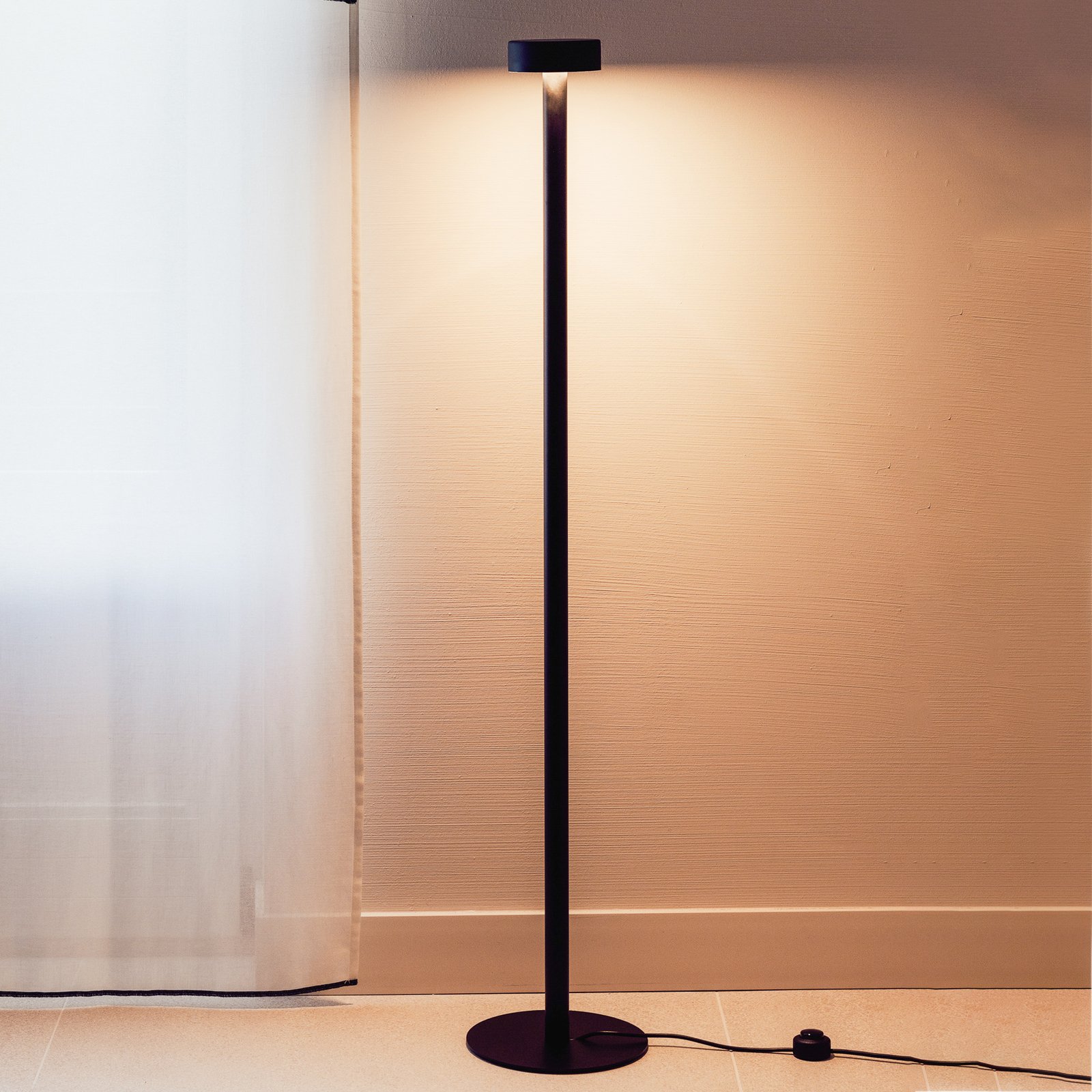 Milan Peak Lane stojaca LED lampa, čierna 130 cm