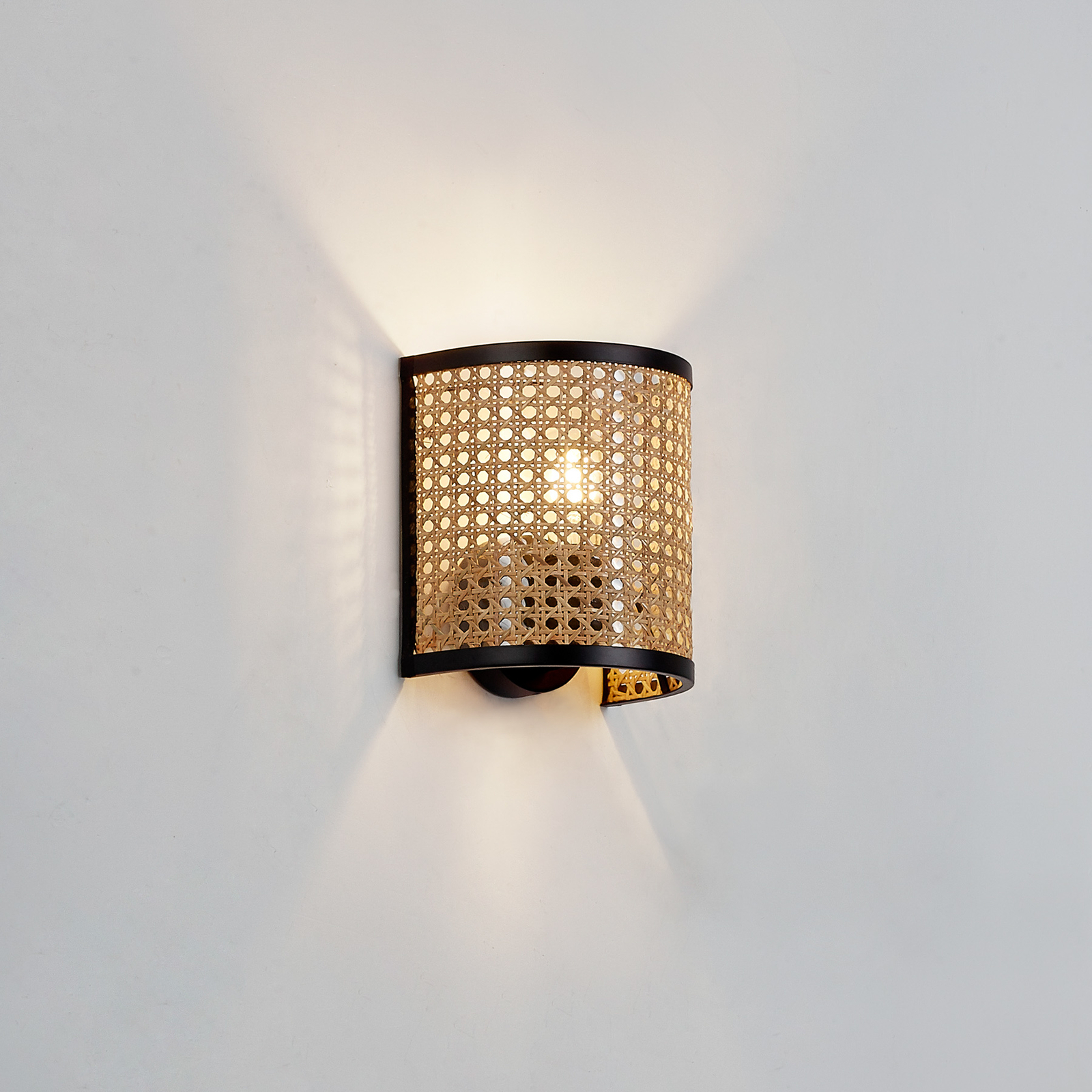 Lindby wandlamp Yaelle, 20 cm hoog, rotan, zwart, E27