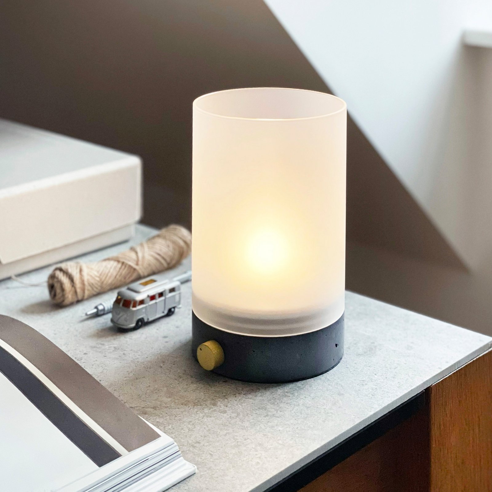 Candeeiro de mesa LED recarregável Dyberg Larsen Cozy, altura 20,5 cm, betão