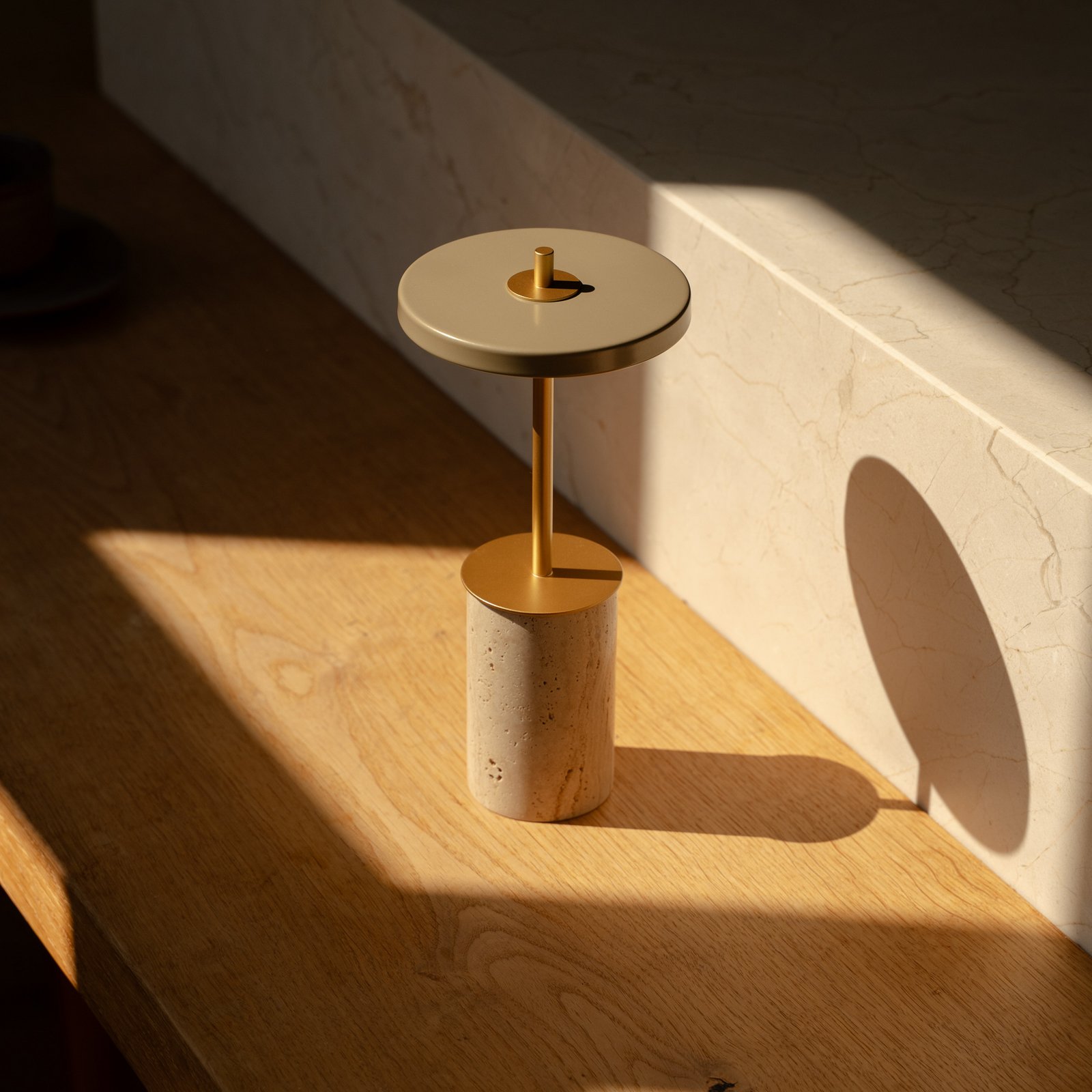 Lâmpada recarregável Asteria MOVE MINI travertino/latão IP44 - UMAGE Lâmpada recarregável Asteria MOVE MINI travertino/latão IP44 - UMAGE