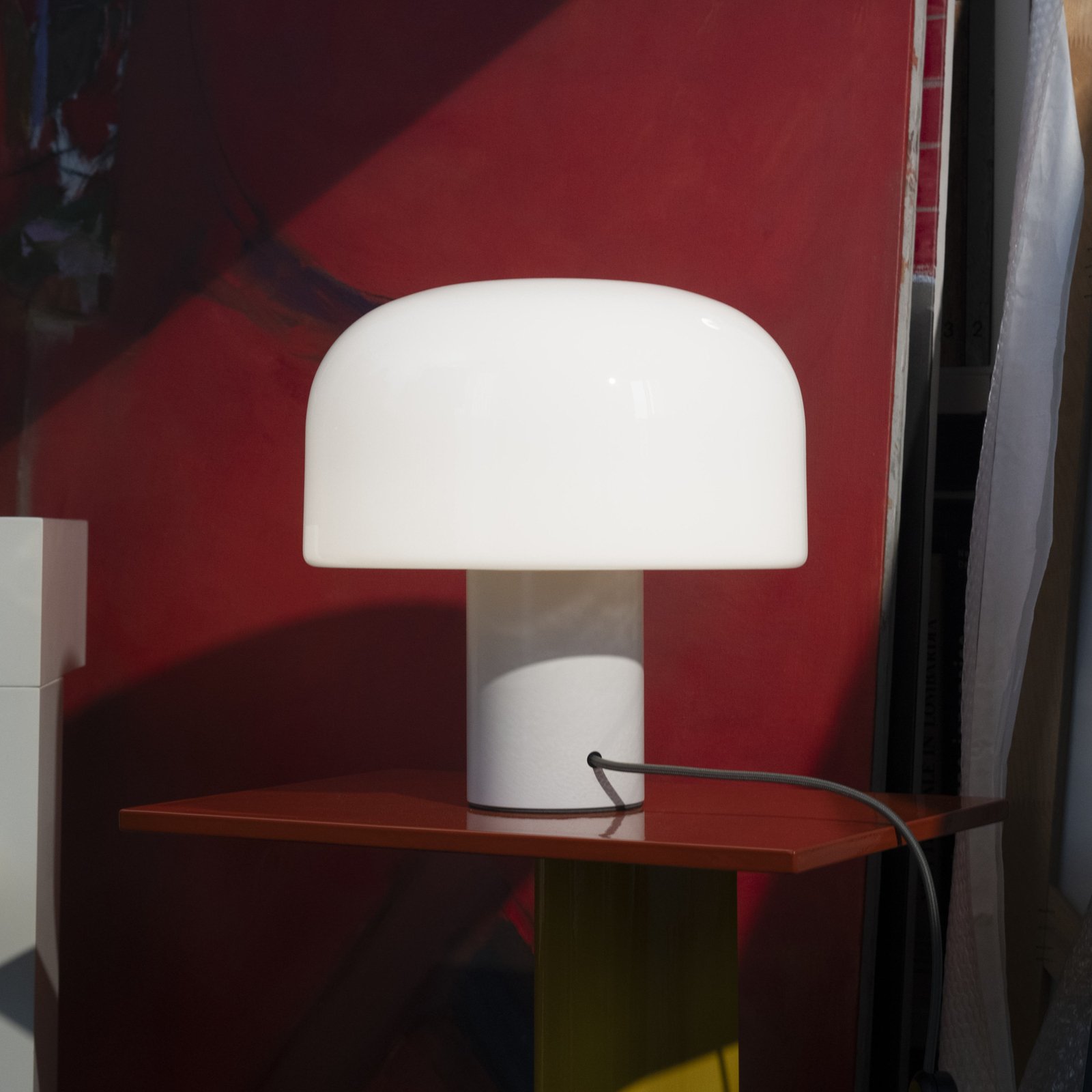 FLOS Lampe à poser Bellhop Glass T, blanc, hauteur 34 cm, intensité