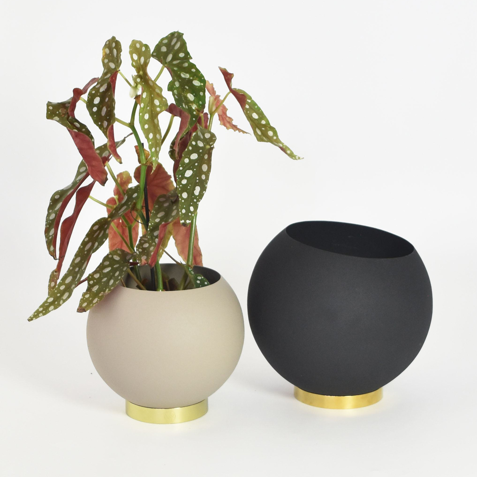 AYTM Globe flower pot, Ø 21 cm, black, aluminium, steel