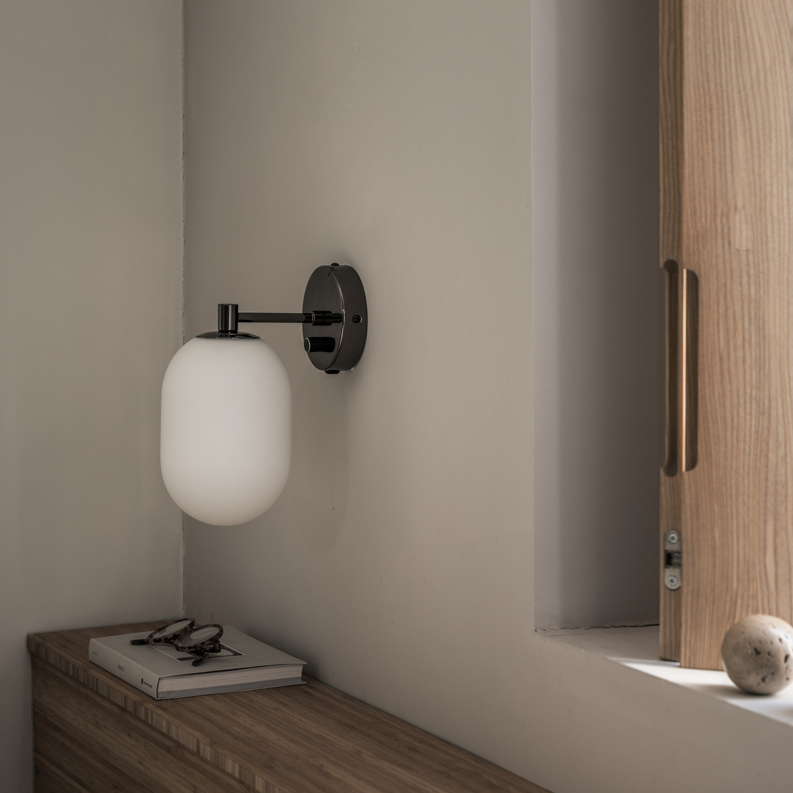 Noor Wandlampe, opal/schwarz, Glas, 18cm Breit - Watt & Veke