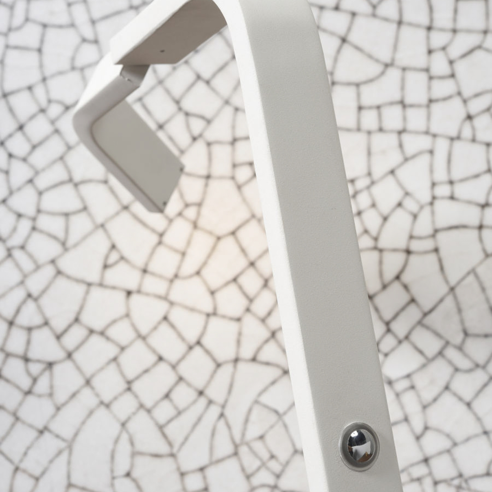 A RoMi Zurich LED-es asztali lámpáról van szó, fehér színben