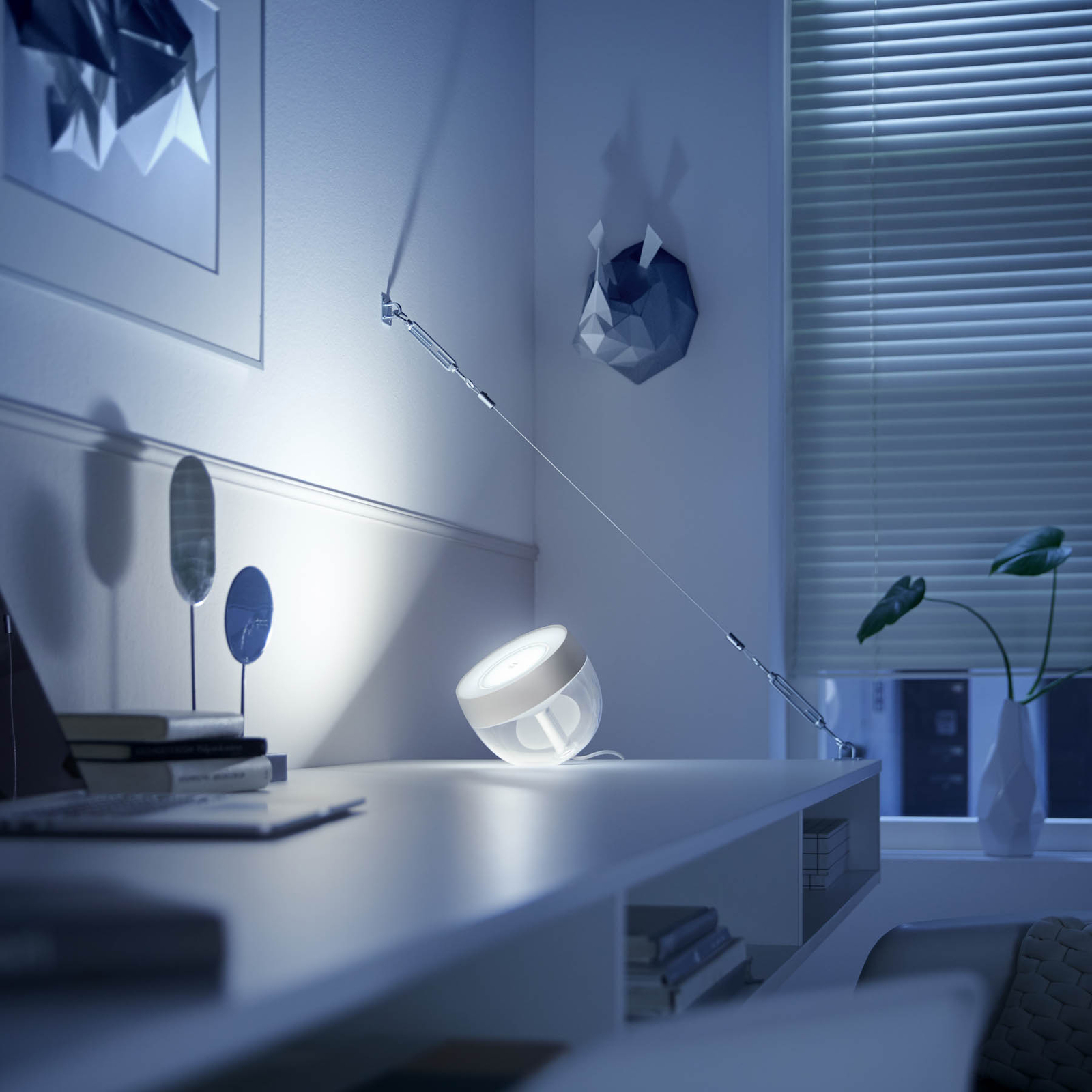 Philips Hue Iris WACA stolná LED lampa, strieborná