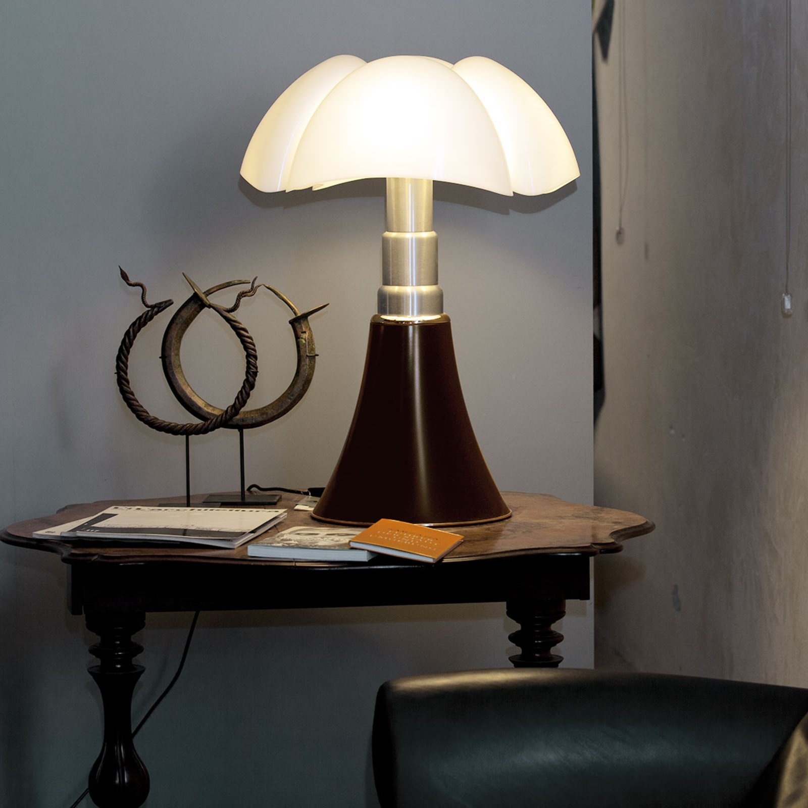Brun bordslampa PIPISTRELLO, inställbar på höjden