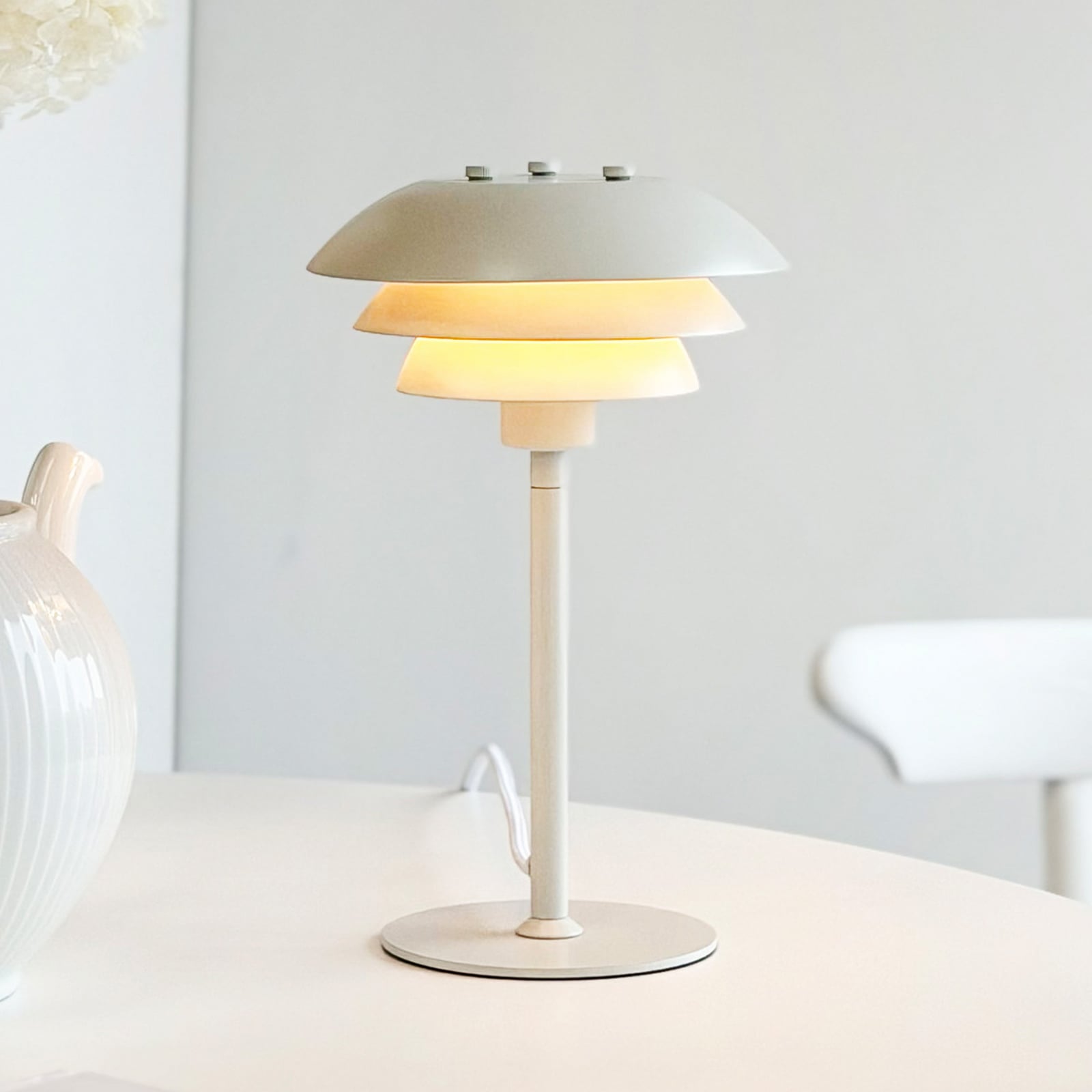 SIXTEEN bordlampe, perlehvid, metal, E27 – Dyberg Larsen SIXTEEN bordlampe, perlehvid, metal, E27 – Dyberg Larsen