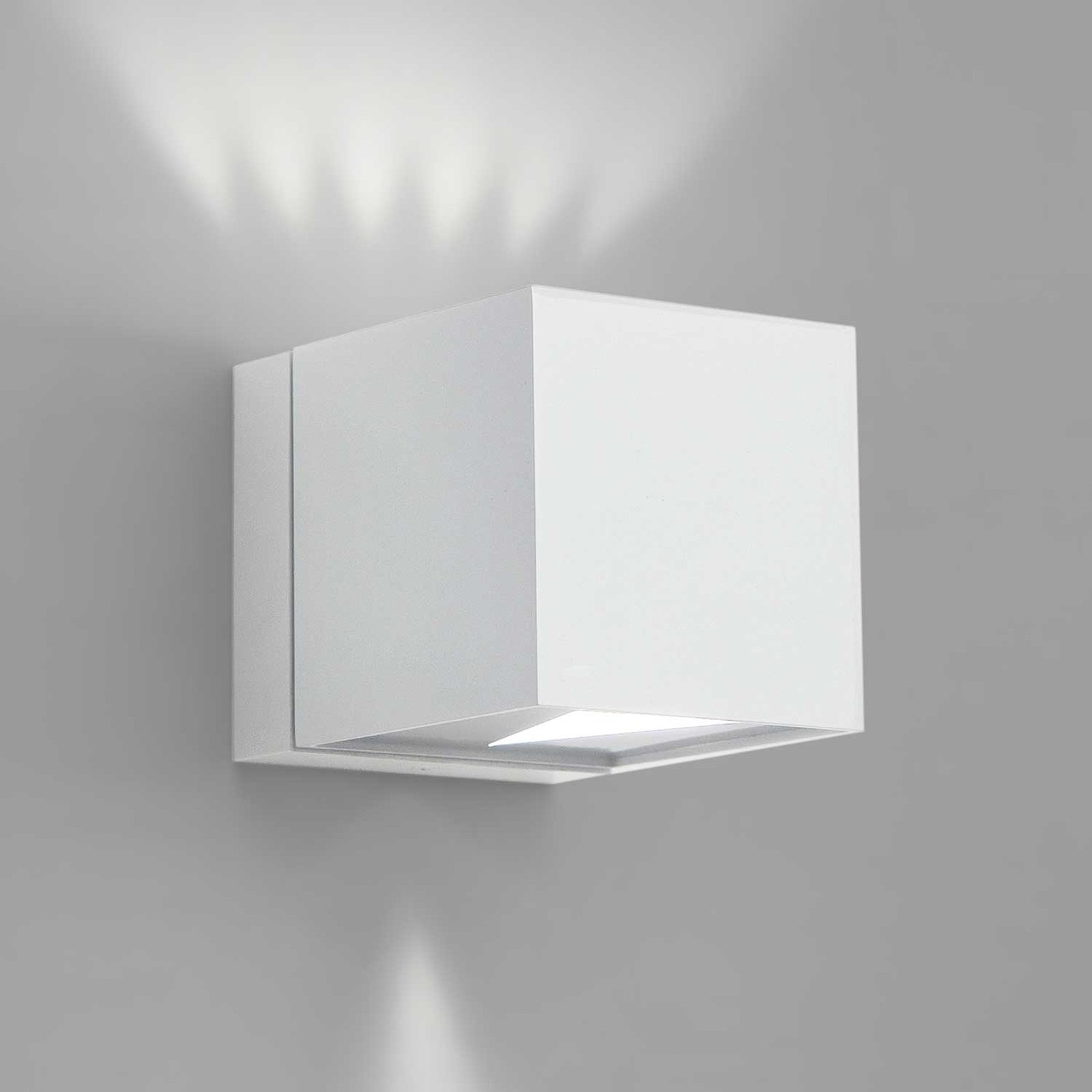 Vegglampe Dau med terningform up-og downlight hvit