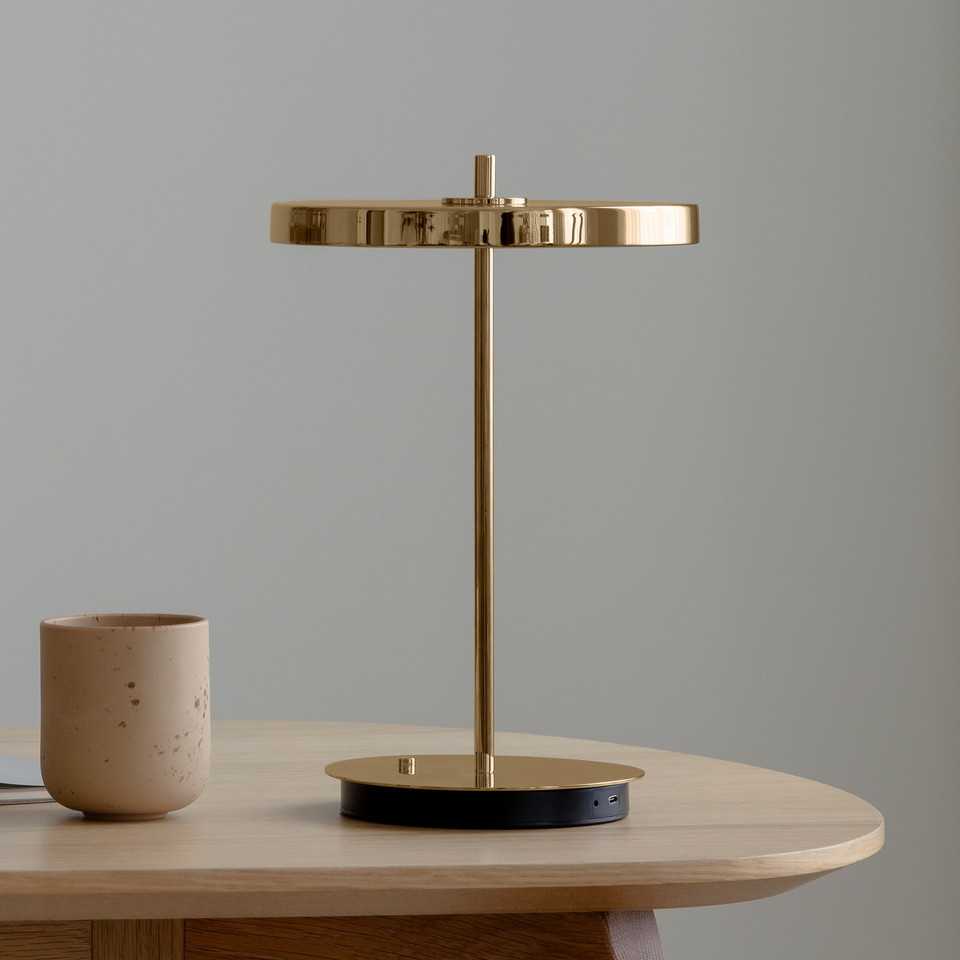 Umage Asteria Move Portable bordslampa i, guld / mässing från Umage