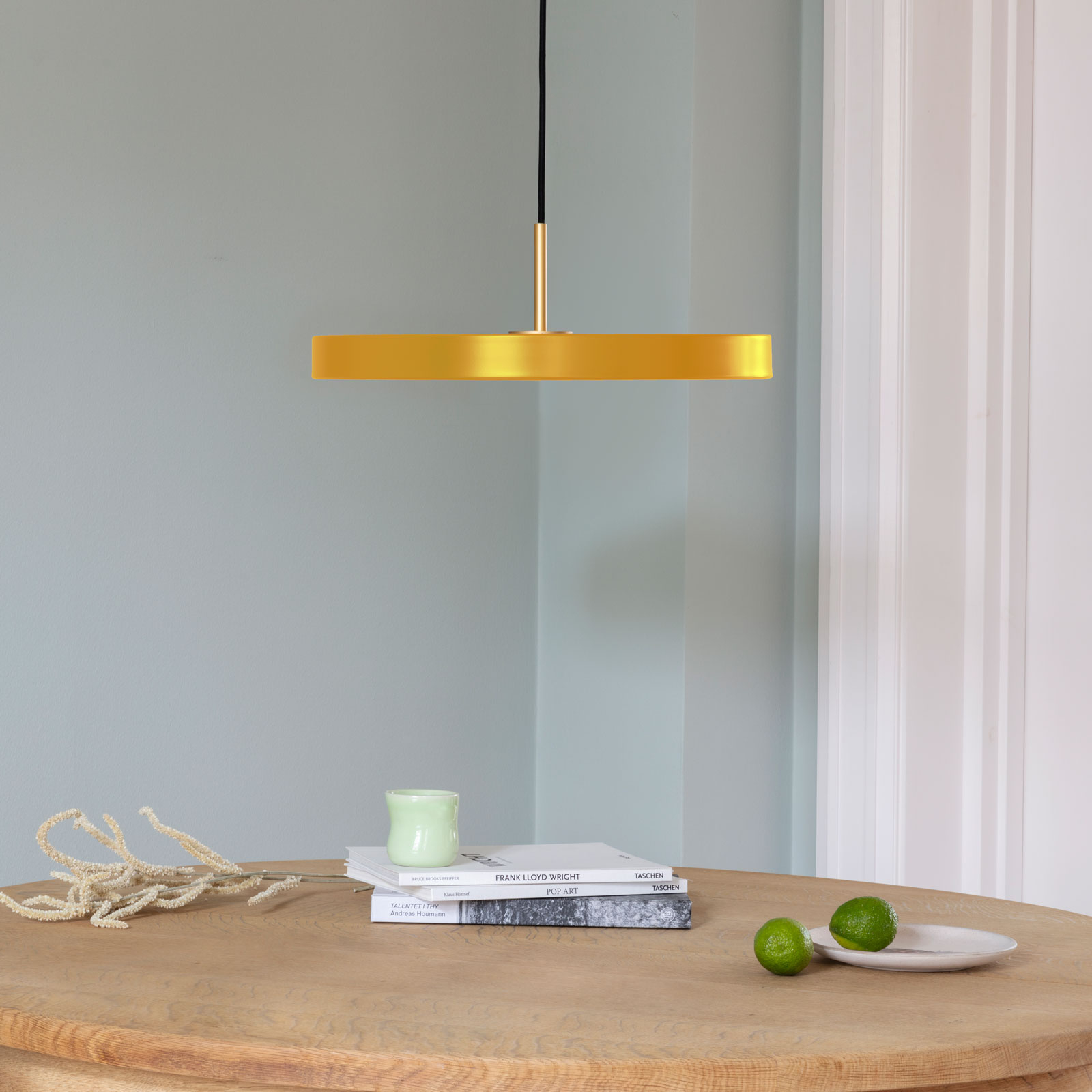 UMAGE Asteria medium LED-Hängeleuchte messing