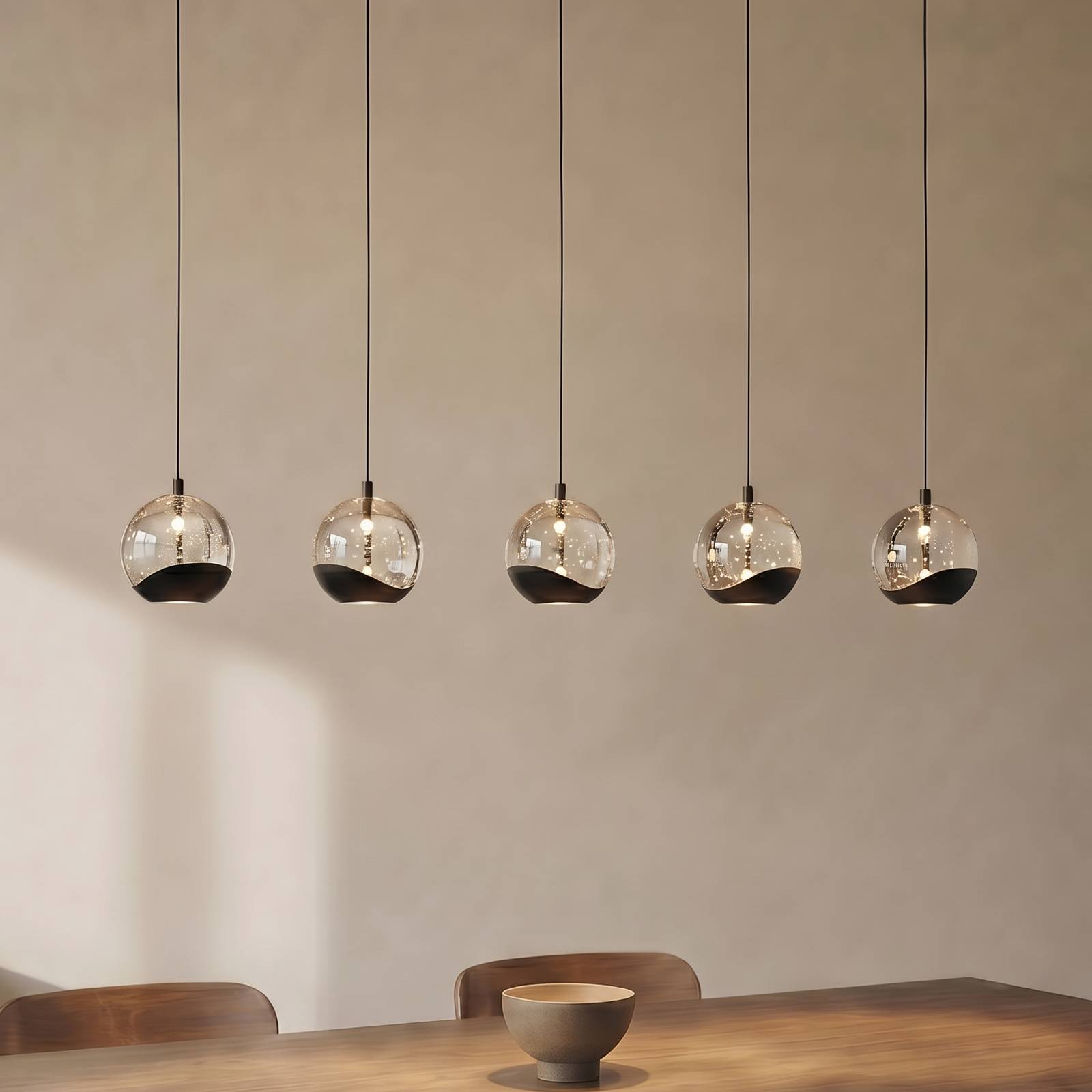 Suspension LED Lucande Hayley, noire, à 5 lampes, allongée