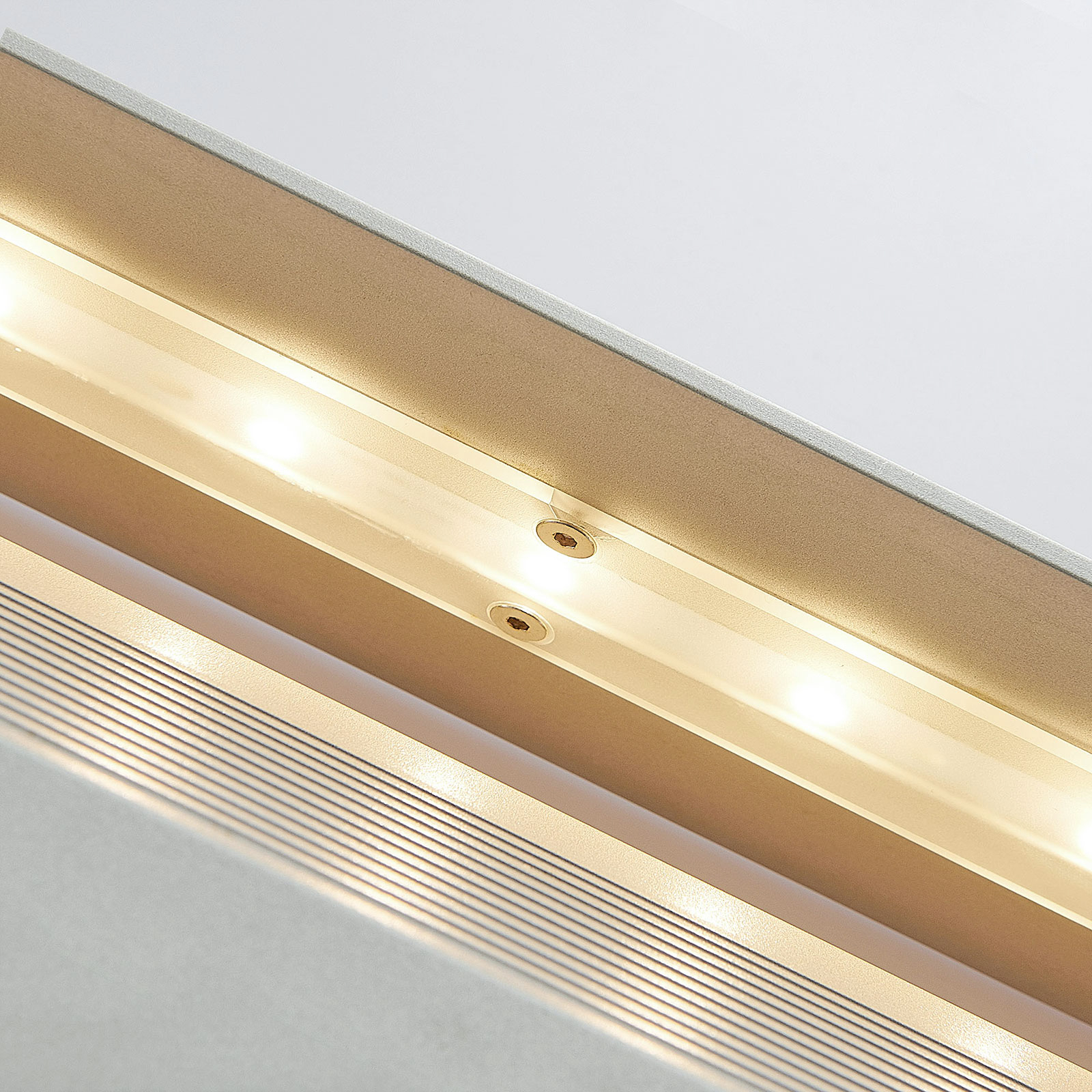 Lång LED-vägglampa Lonisa i matt nickel
