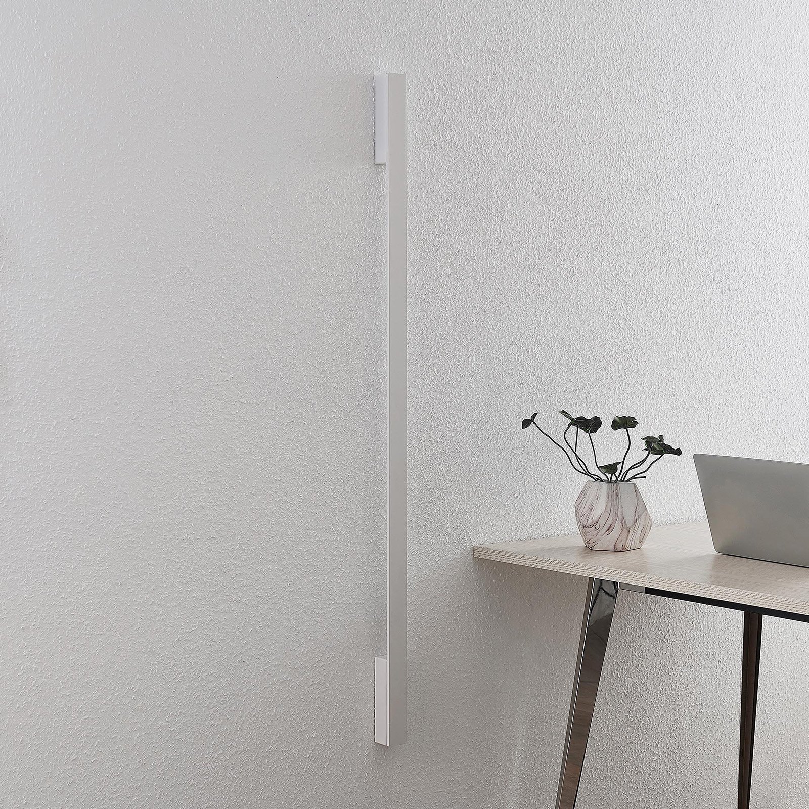 Arcchio Ivano -LED-seinävalaisin 130 cm, valkoinen