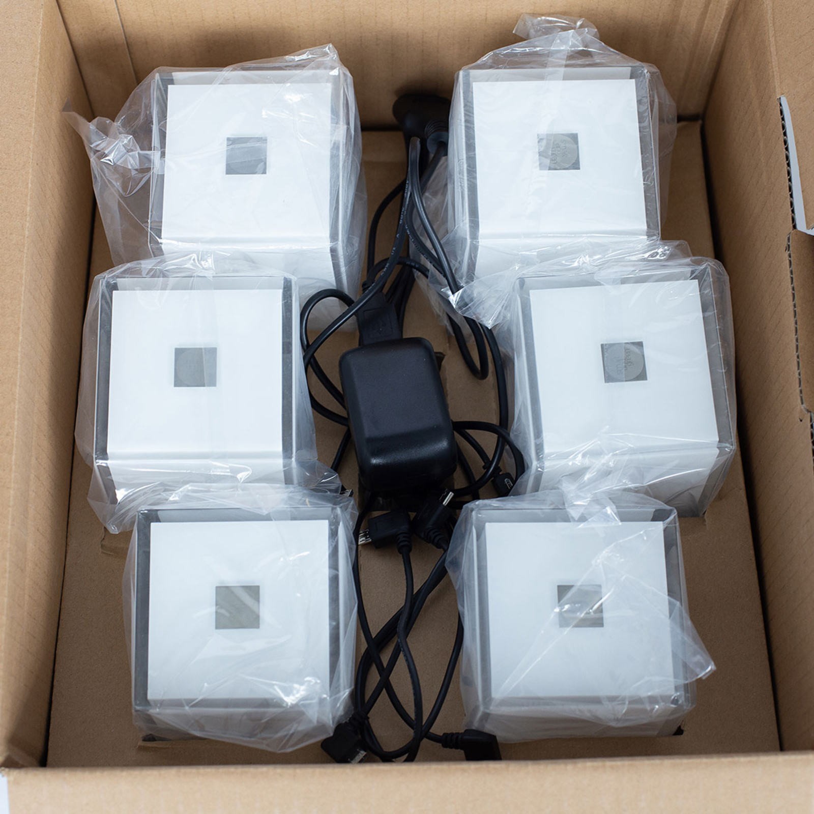 Stolní lampa Cub v balení po 6 kusech, ovládaná aplikací, RGBW