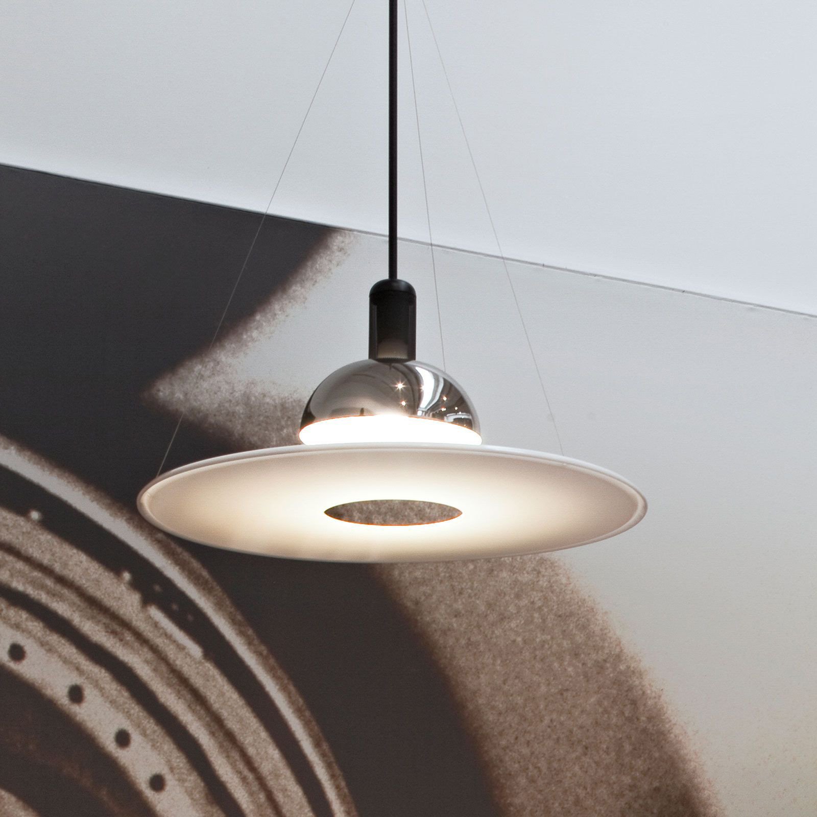 FLOS Frisbi - lampă suspendată cu disc alb - Camera de zi / sufragerie - design - alb argintiu negru - Plastic