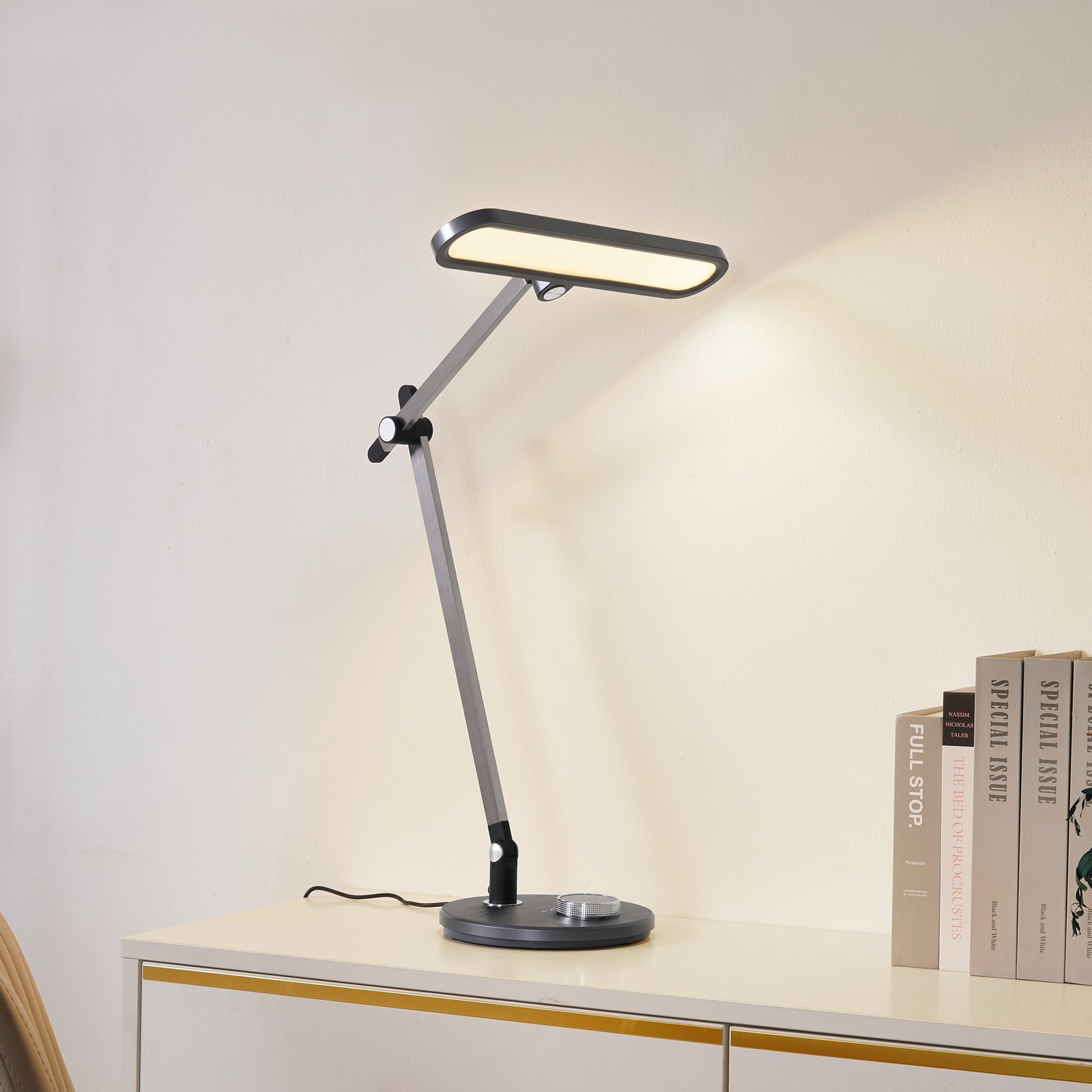 Lindby LED-es asztali lámpa Elvir, szürke, alumínium, magasság 53cm, CCT