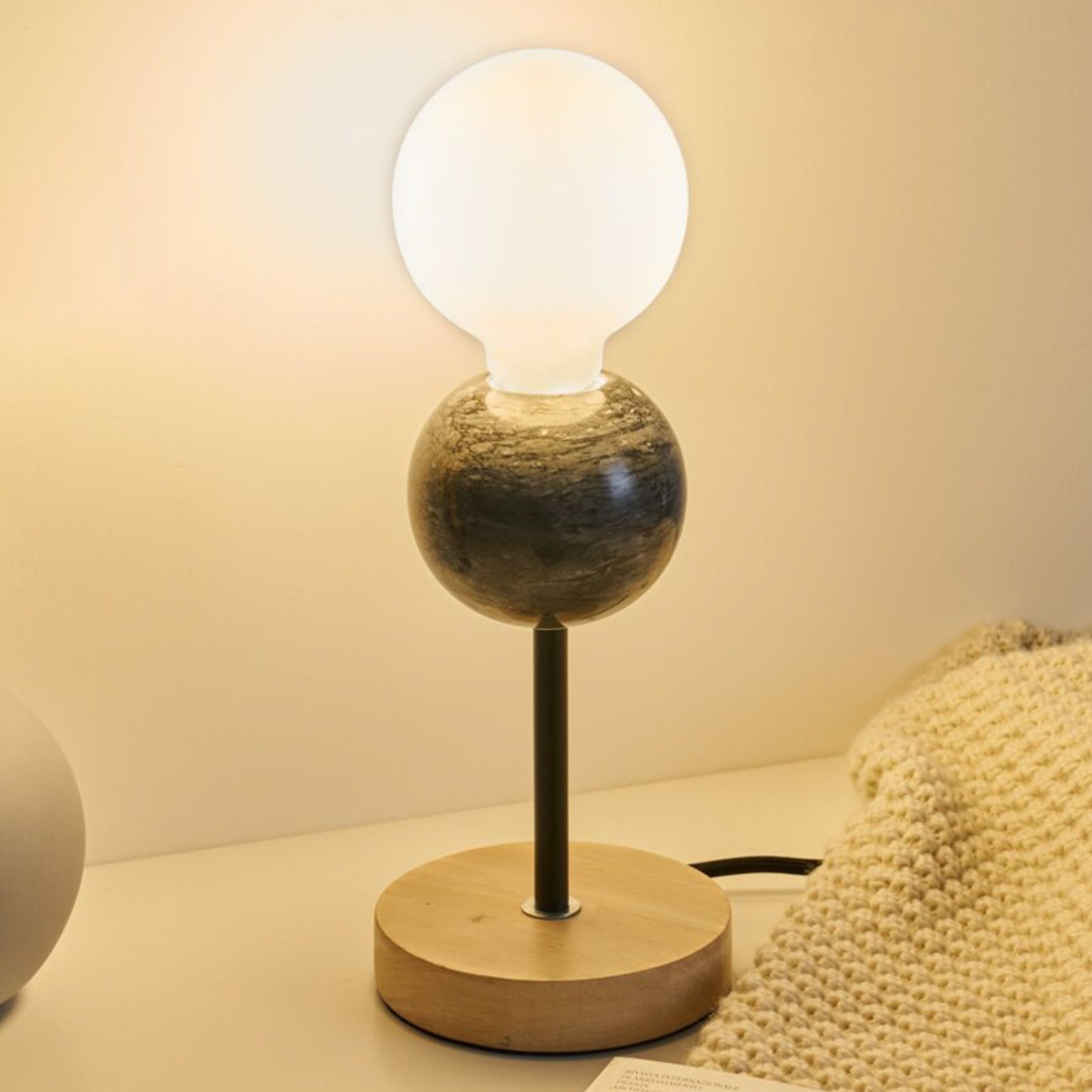 Pauleen Marble Dream -pöytälamppu, puinen jalka