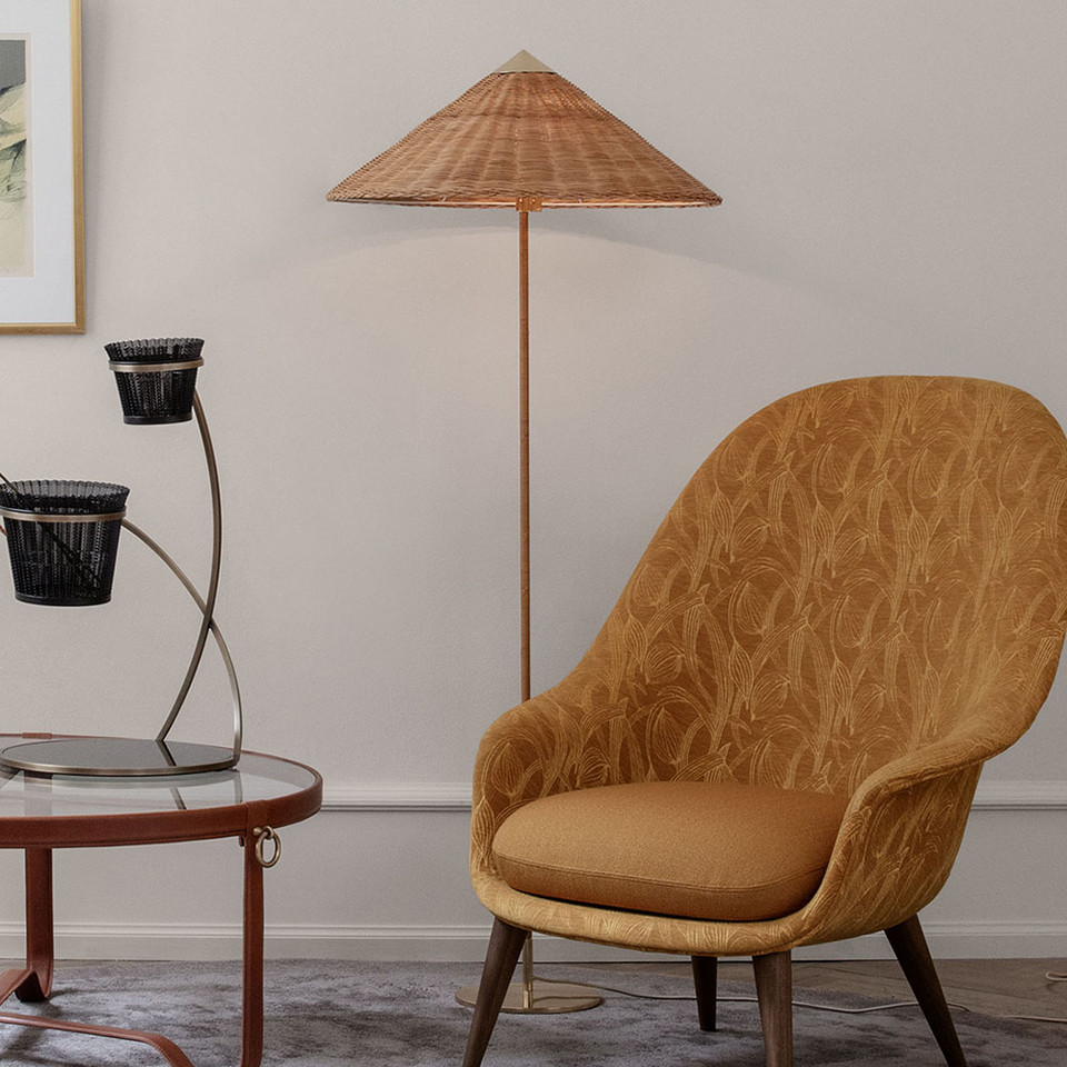 Gubi 9602 Golvlampa Mässing/Wicker Willow, trä från Gubi