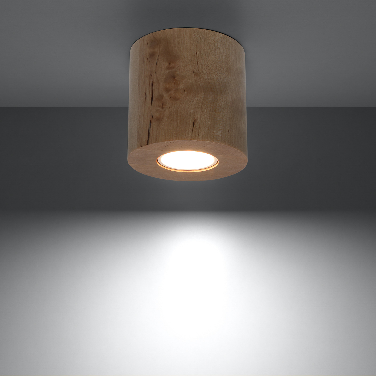 Lampa sufitowa Ara jako walec z drewna