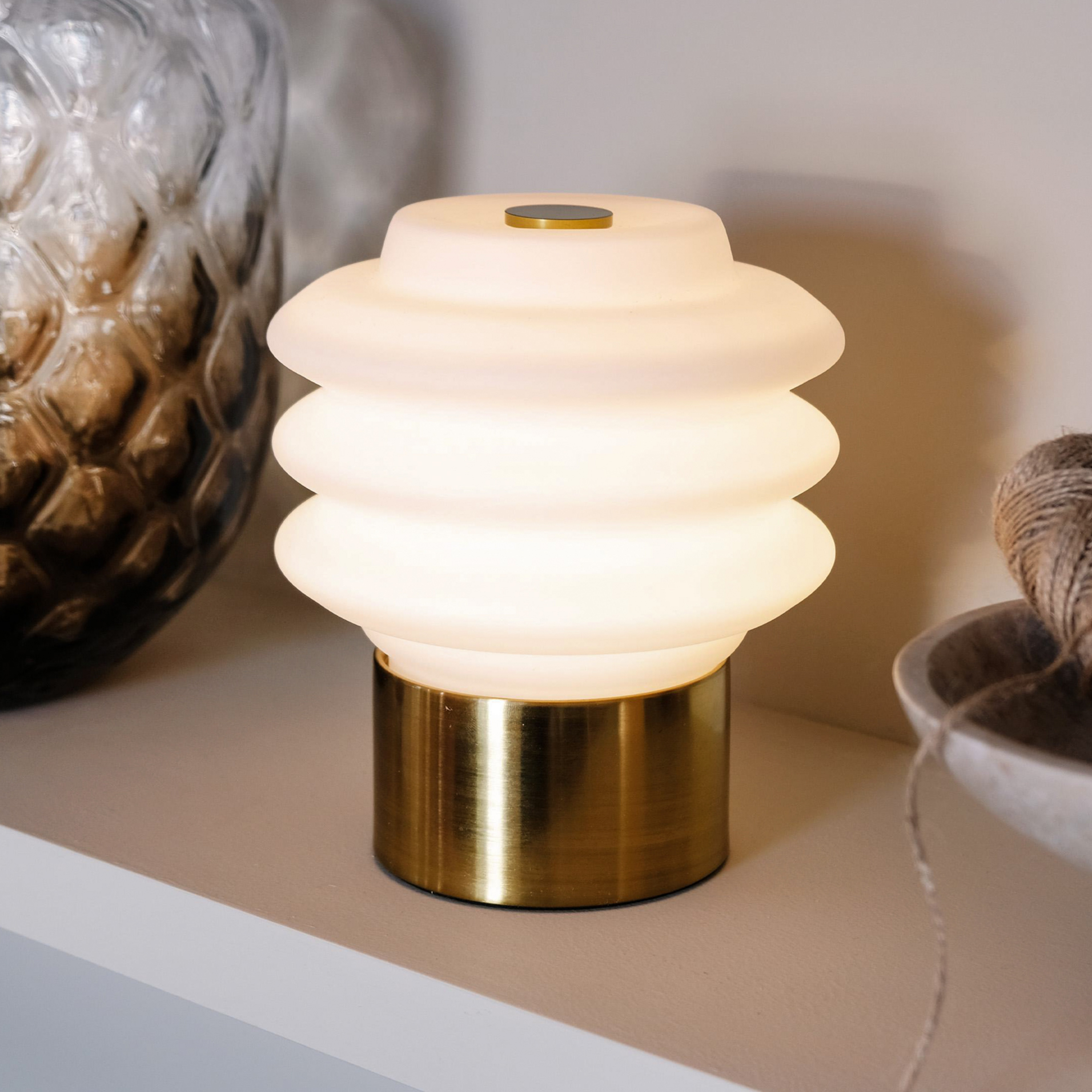 Dyberg Larsen LED-Akku-Tischlampe Diva, weiß/messingfarben