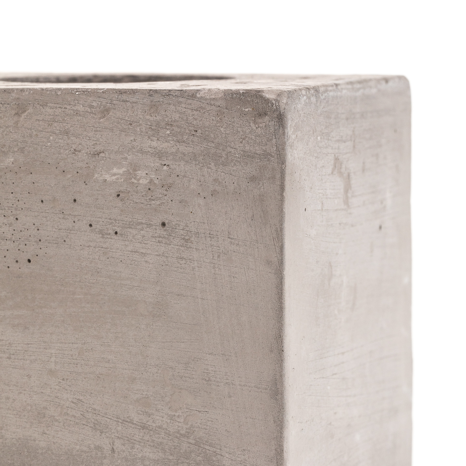 Akira galda lampa no betona kuba formā