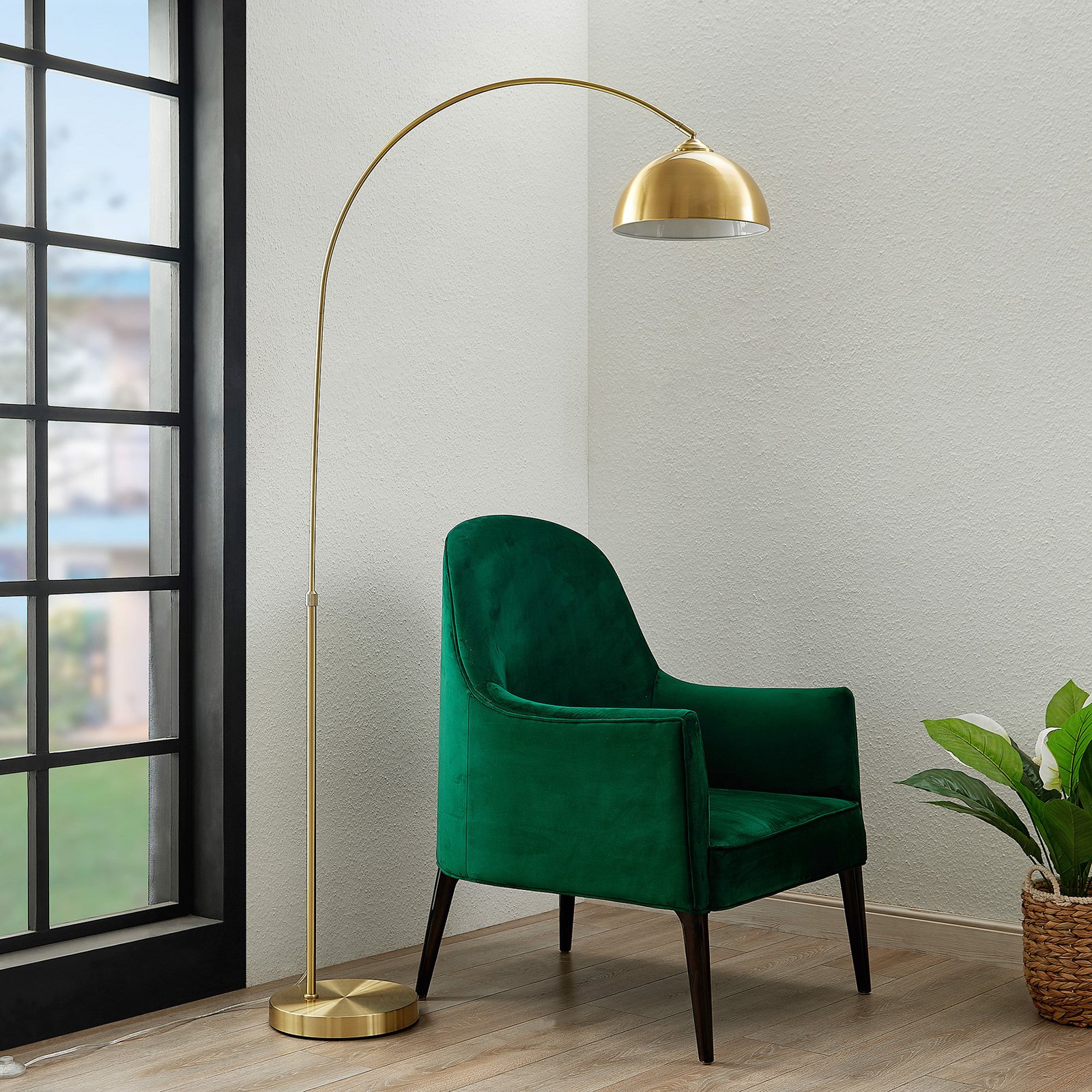 Lindby Bogenlampe Lennart, messing, höhenverstellbar, E27